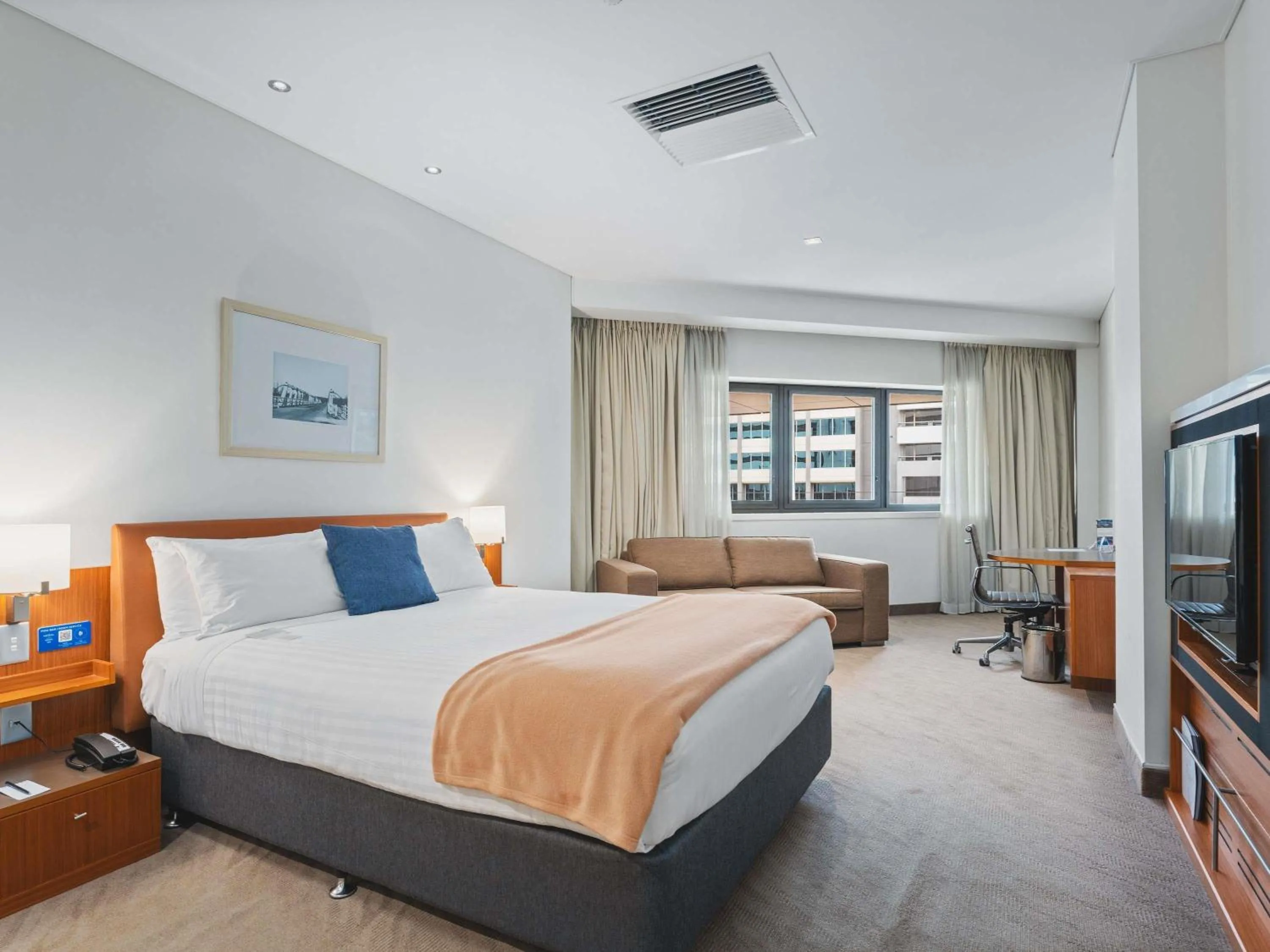 Bedroom, Bed in Novotel Canberra