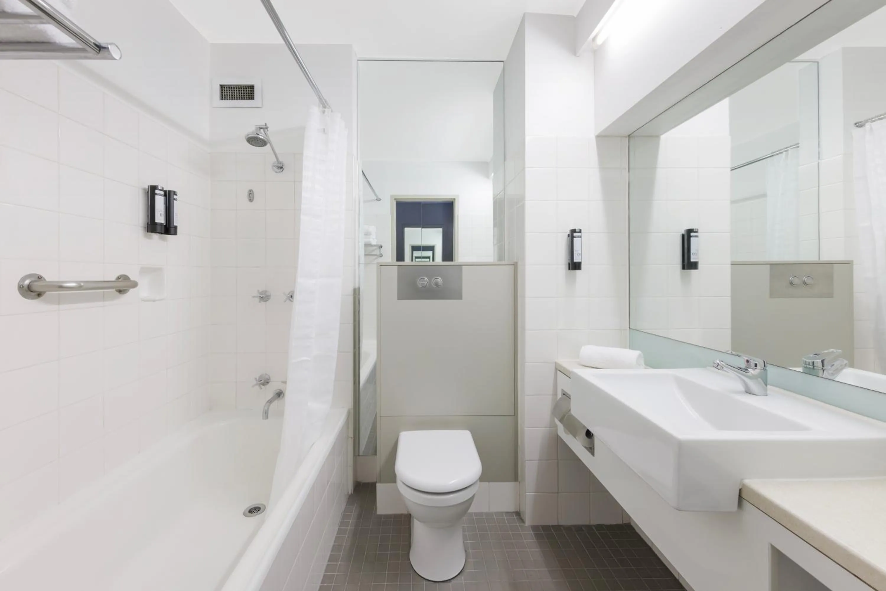 Shower in Best Western Plus Launceston