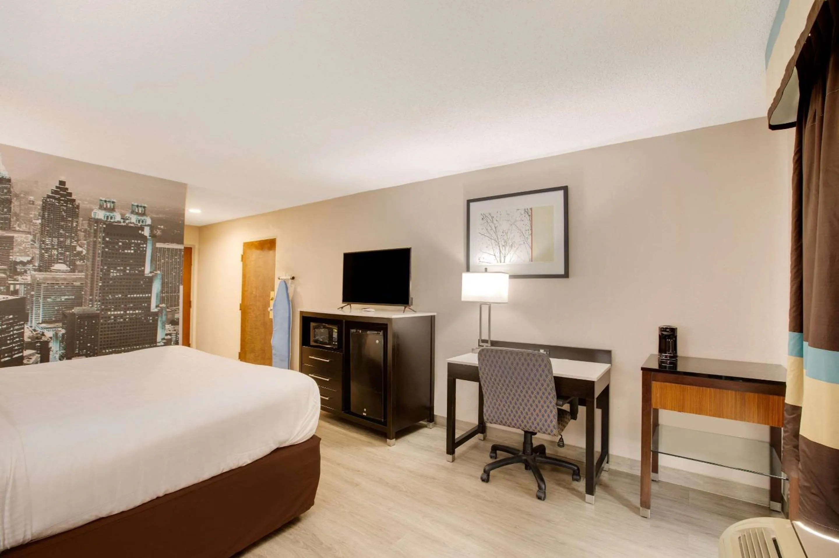 Bedroom, Bed in Clarion Pointe Atlanta Airport College Park