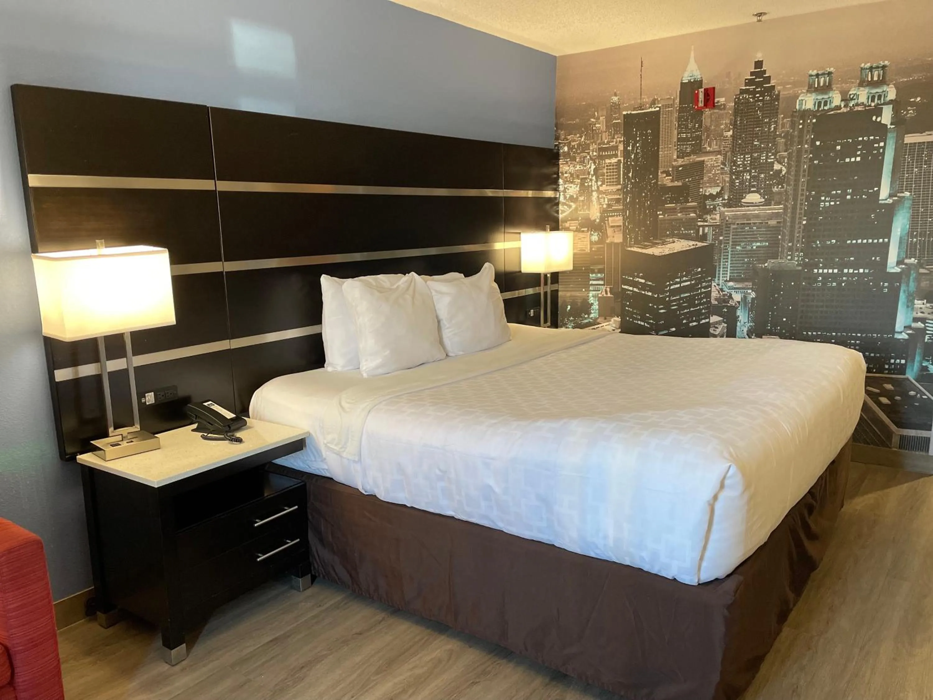 Bed in Clarion Pointe Atlanta Airport College Park