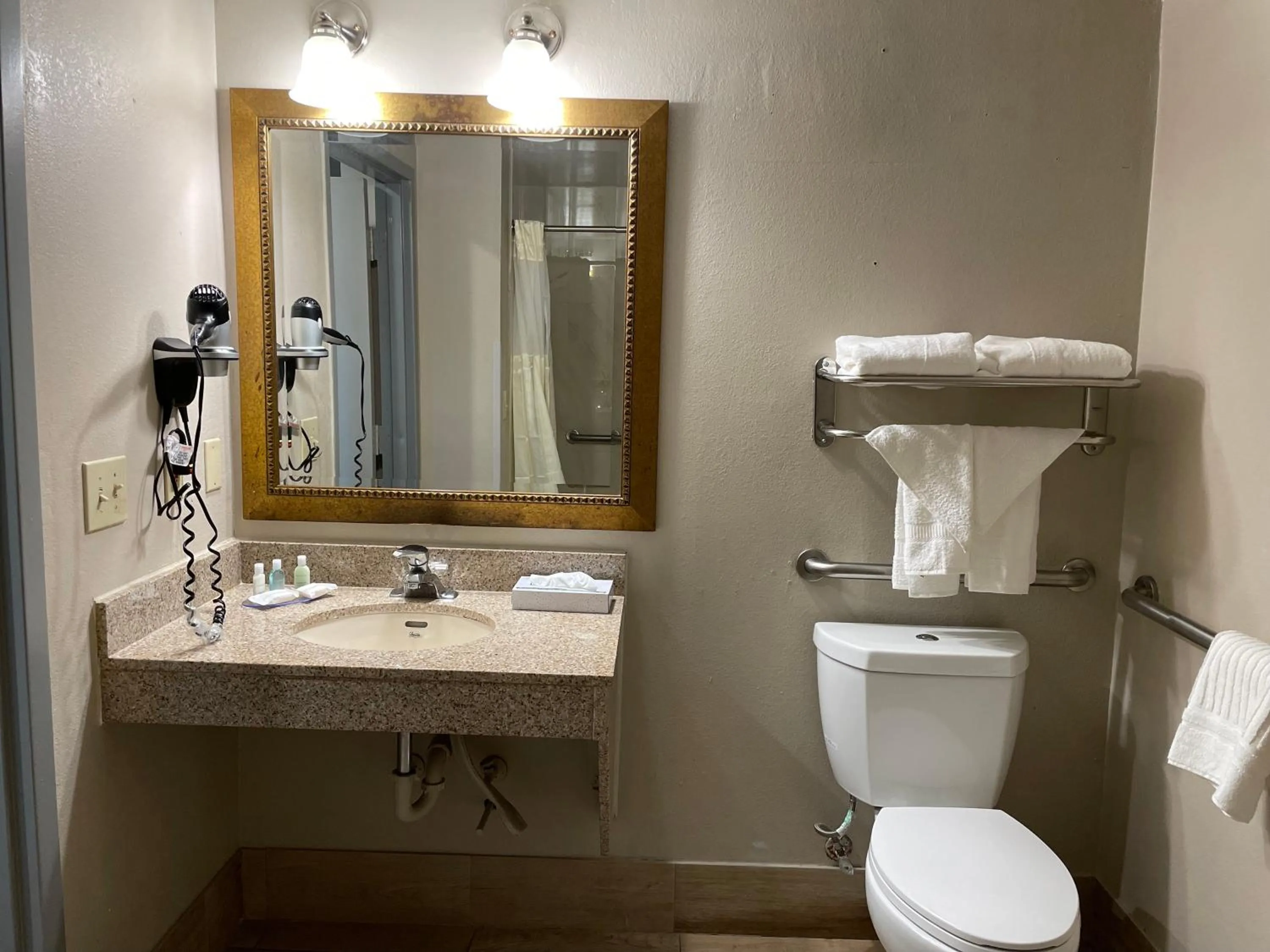 Bathroom in Clarion Pointe Atlanta Airport College Park