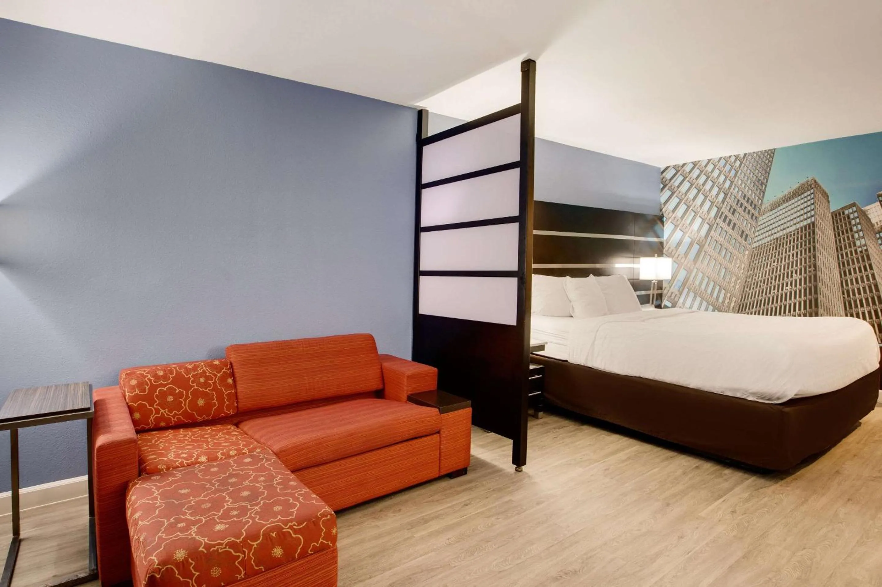 Photo of the whole room, Bed in Clarion Pointe Atlanta Airport College Park