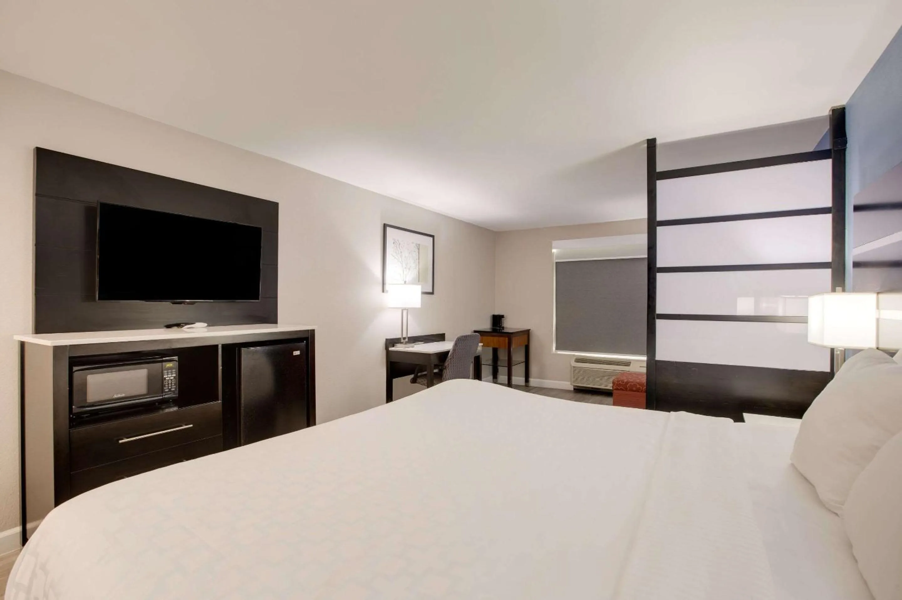 Photo of the whole room, Bed in Clarion Pointe Atlanta Airport College Park