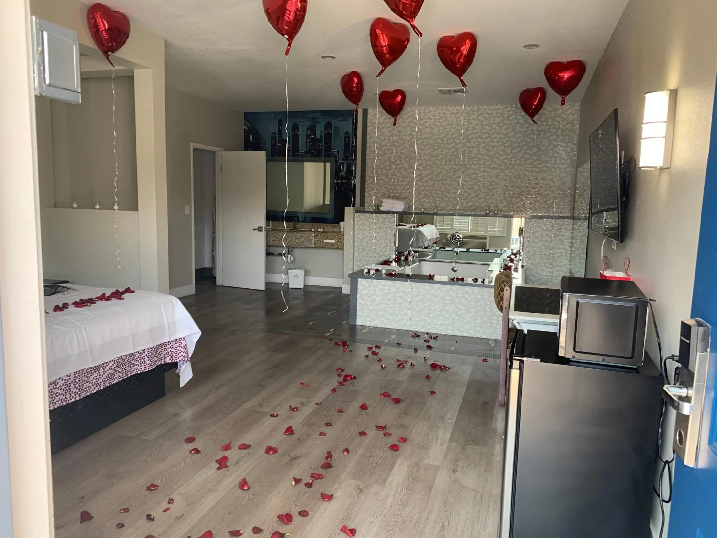 View (from property/room), Bed in Mid City Inn & Suites Pico Rivera