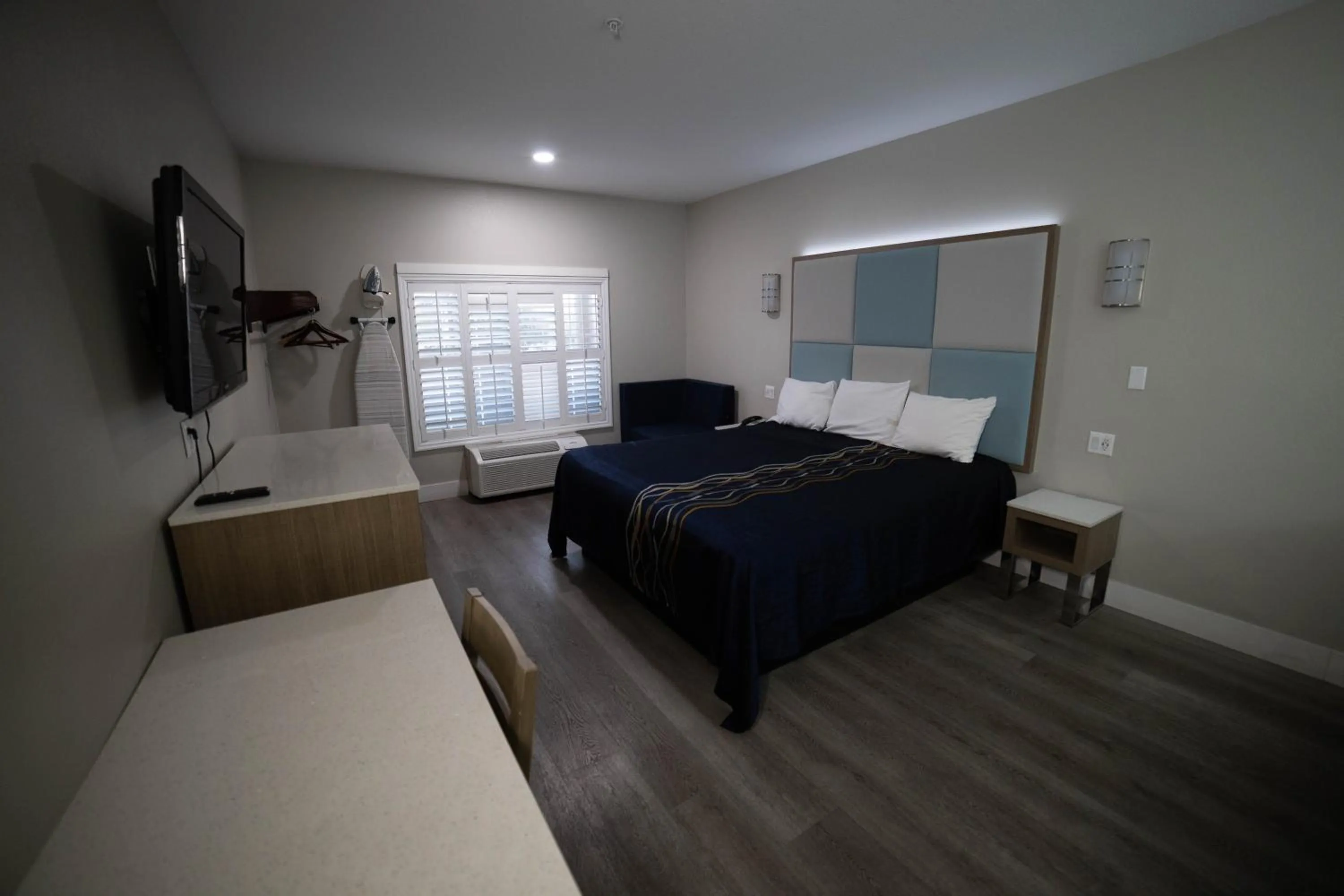 Photo of the whole room, Bed in Mid City Inn & Suites Pico Rivera