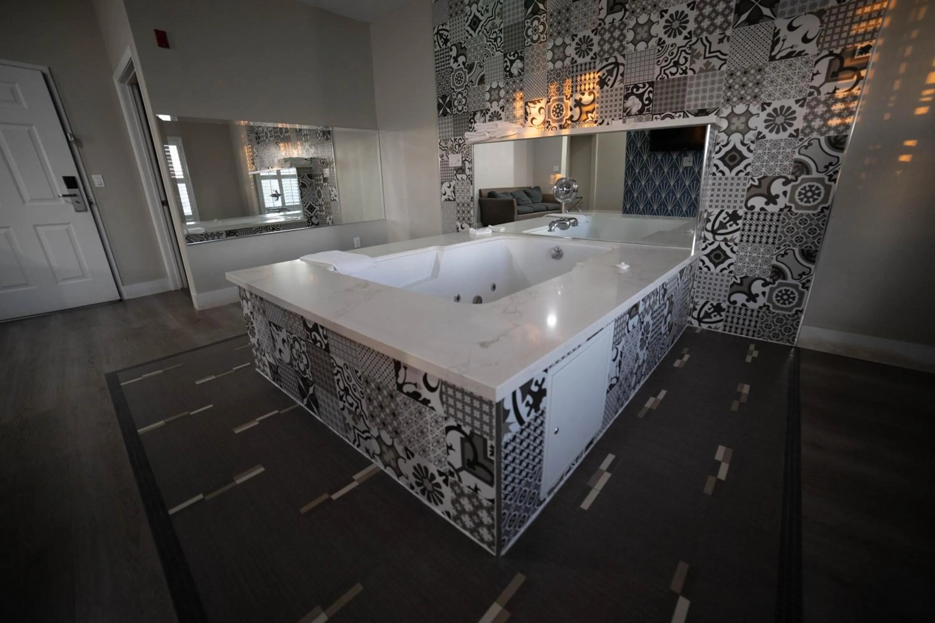 Hot Tub in Mid City Inn & Suites Pico Rivera