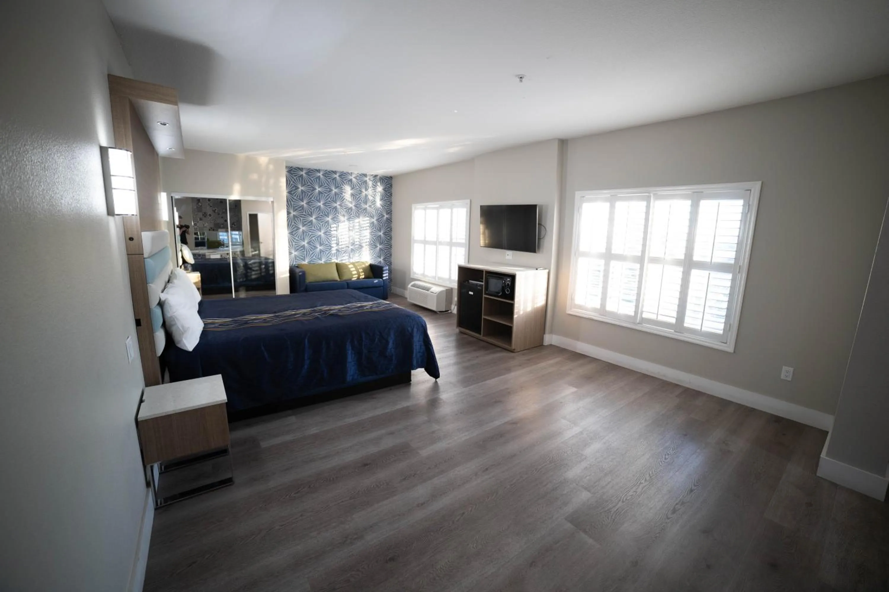 Photo of the whole room, Bed in Mid City Inn & Suites Pico Rivera