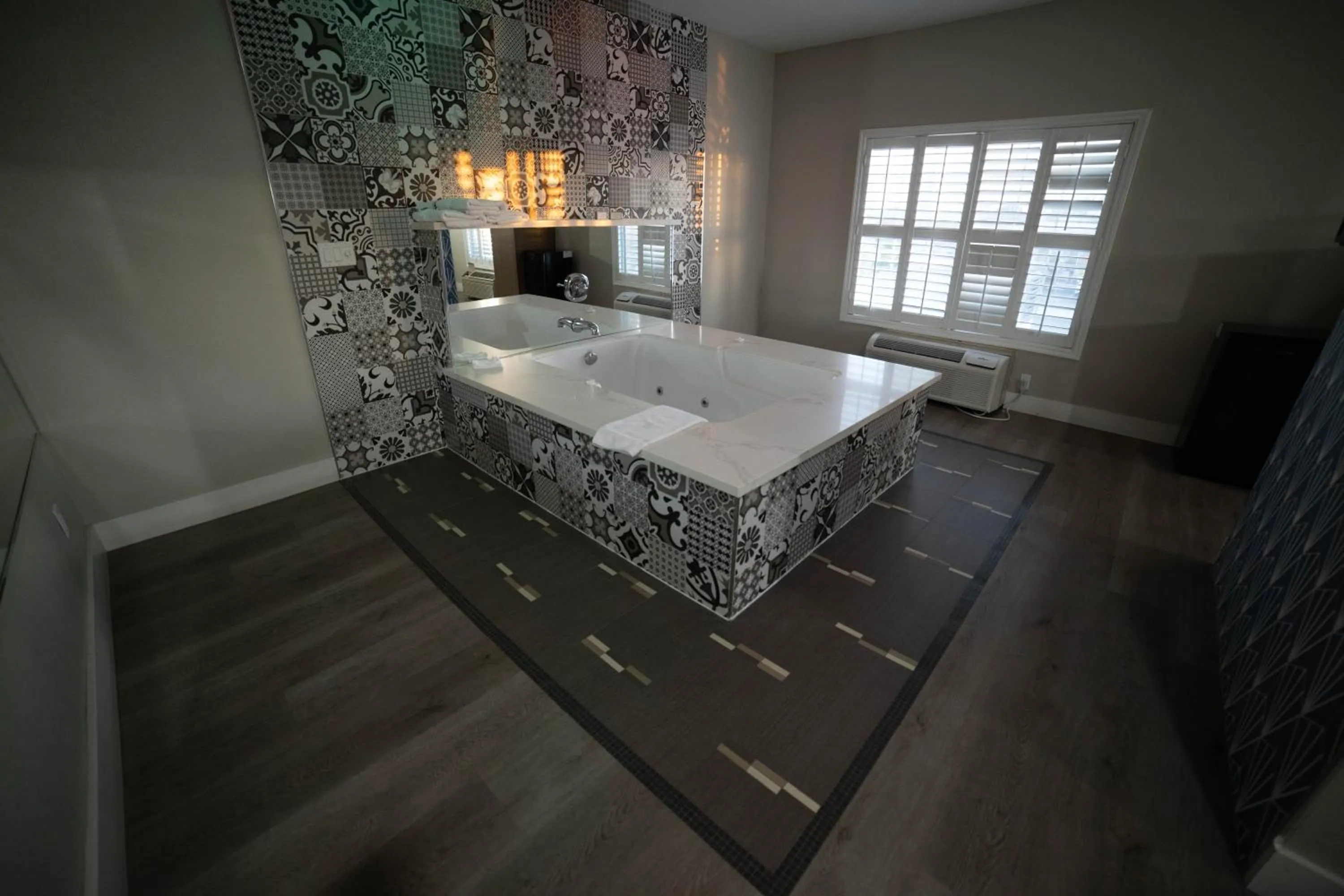 Hot Tub in Mid City Inn & Suites Pico Rivera