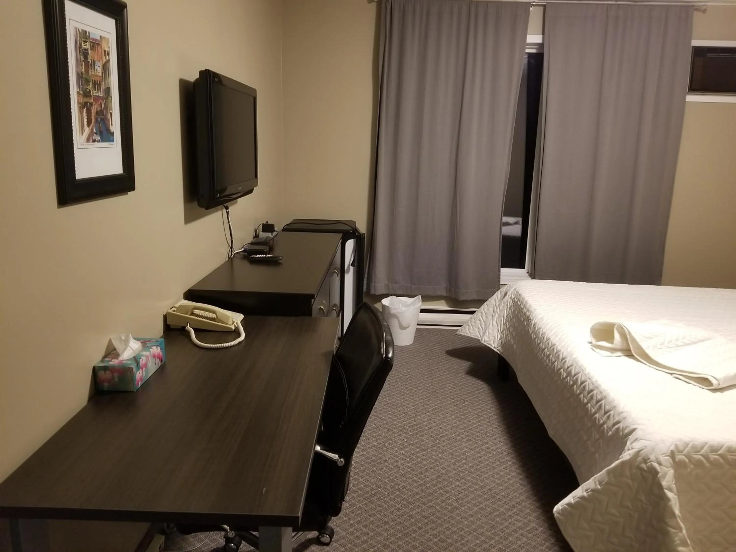 Bedroom in Knights Inn Woodstock