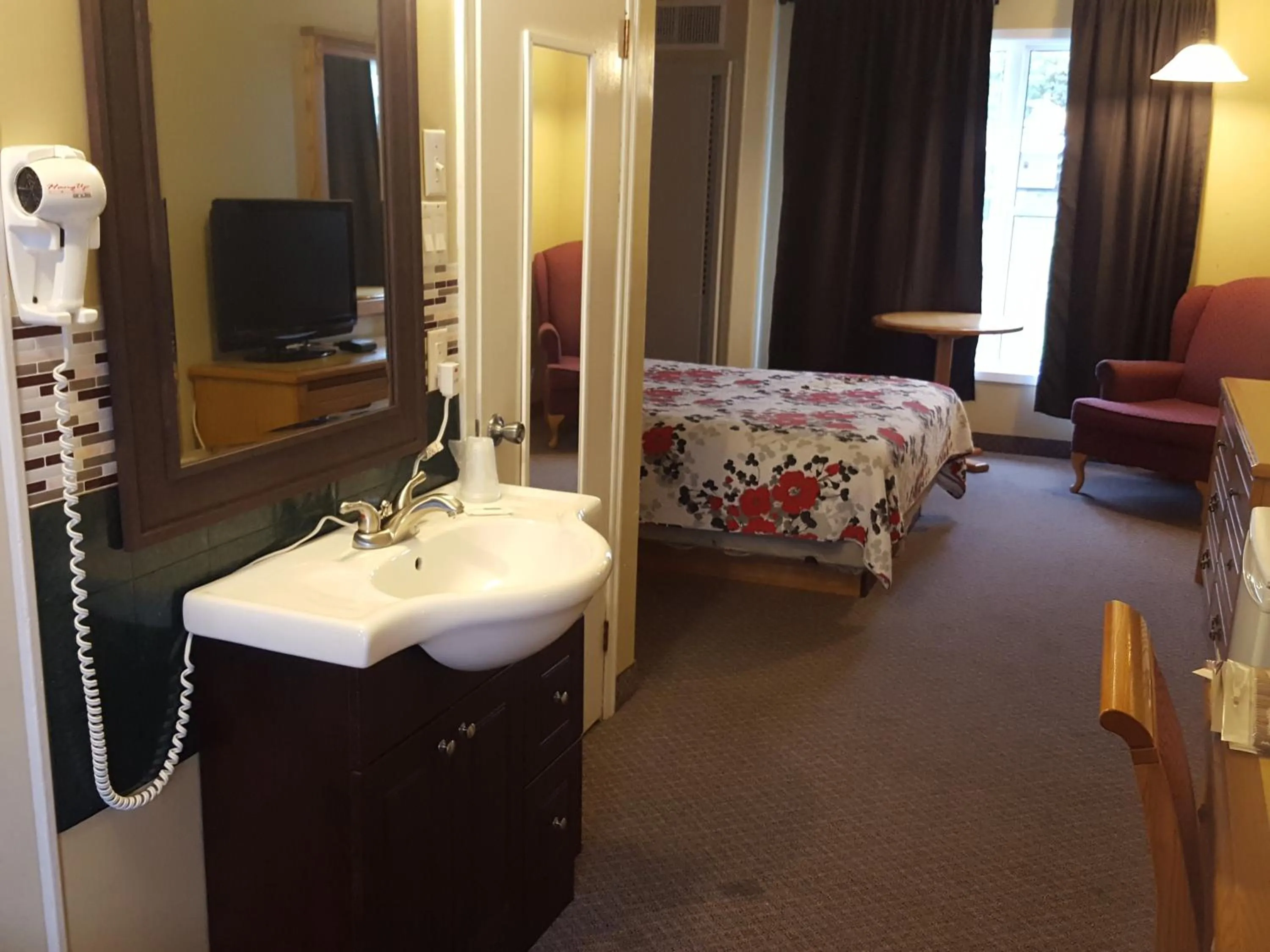 Bedroom in Knights Inn Woodstock