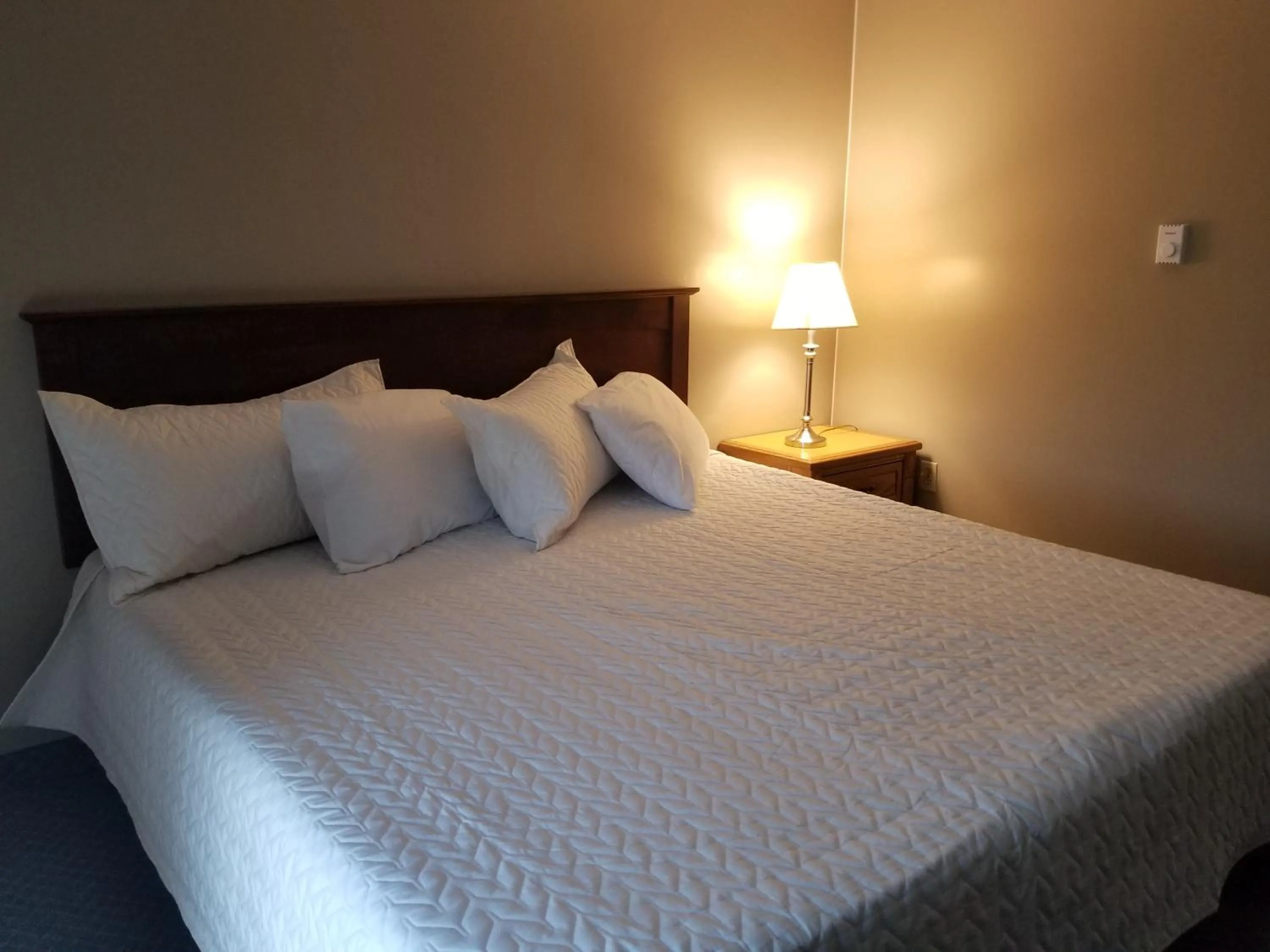 Bedroom in Knights Inn Woodstock