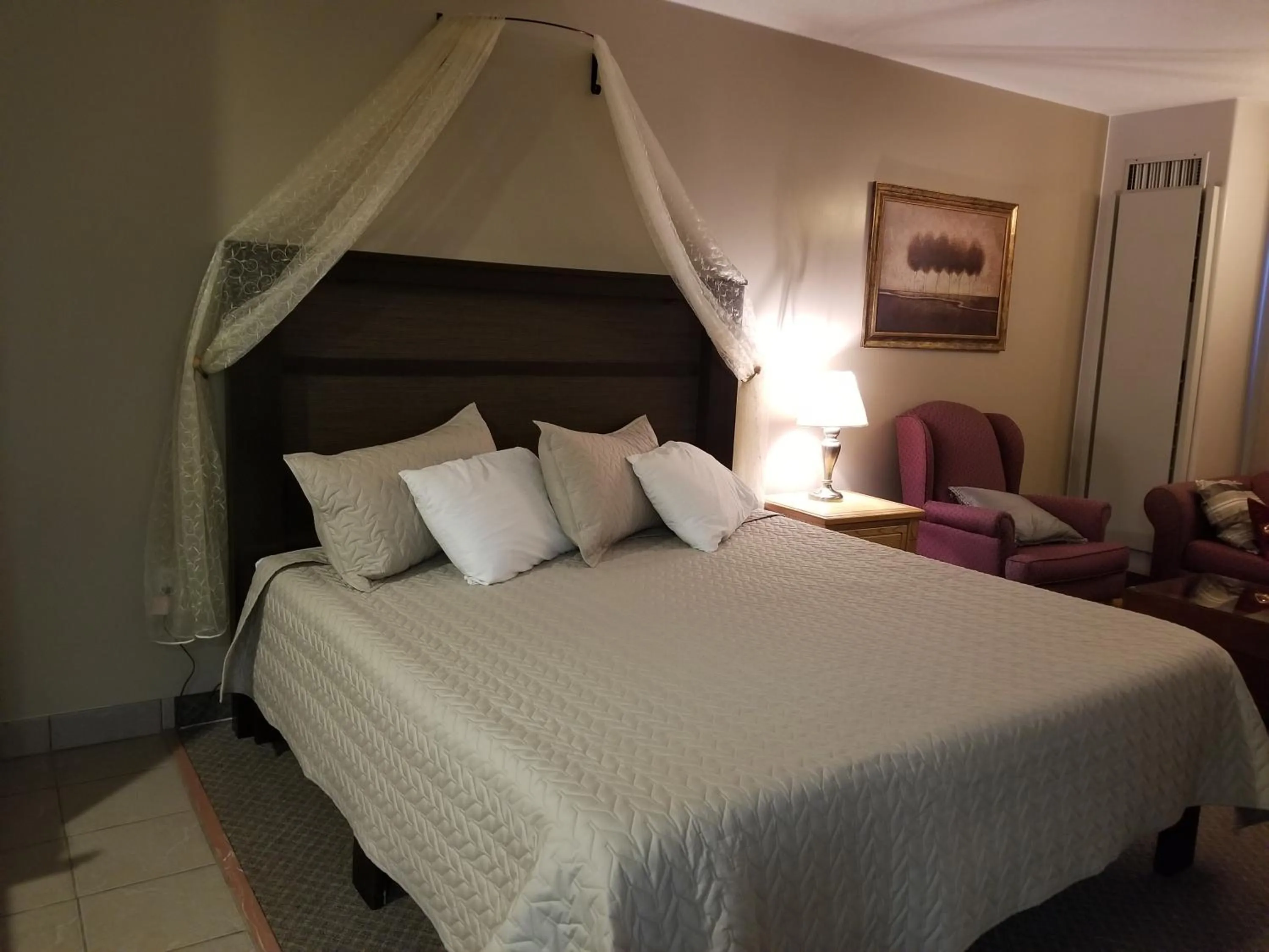 Bedroom in Knights Inn Woodstock