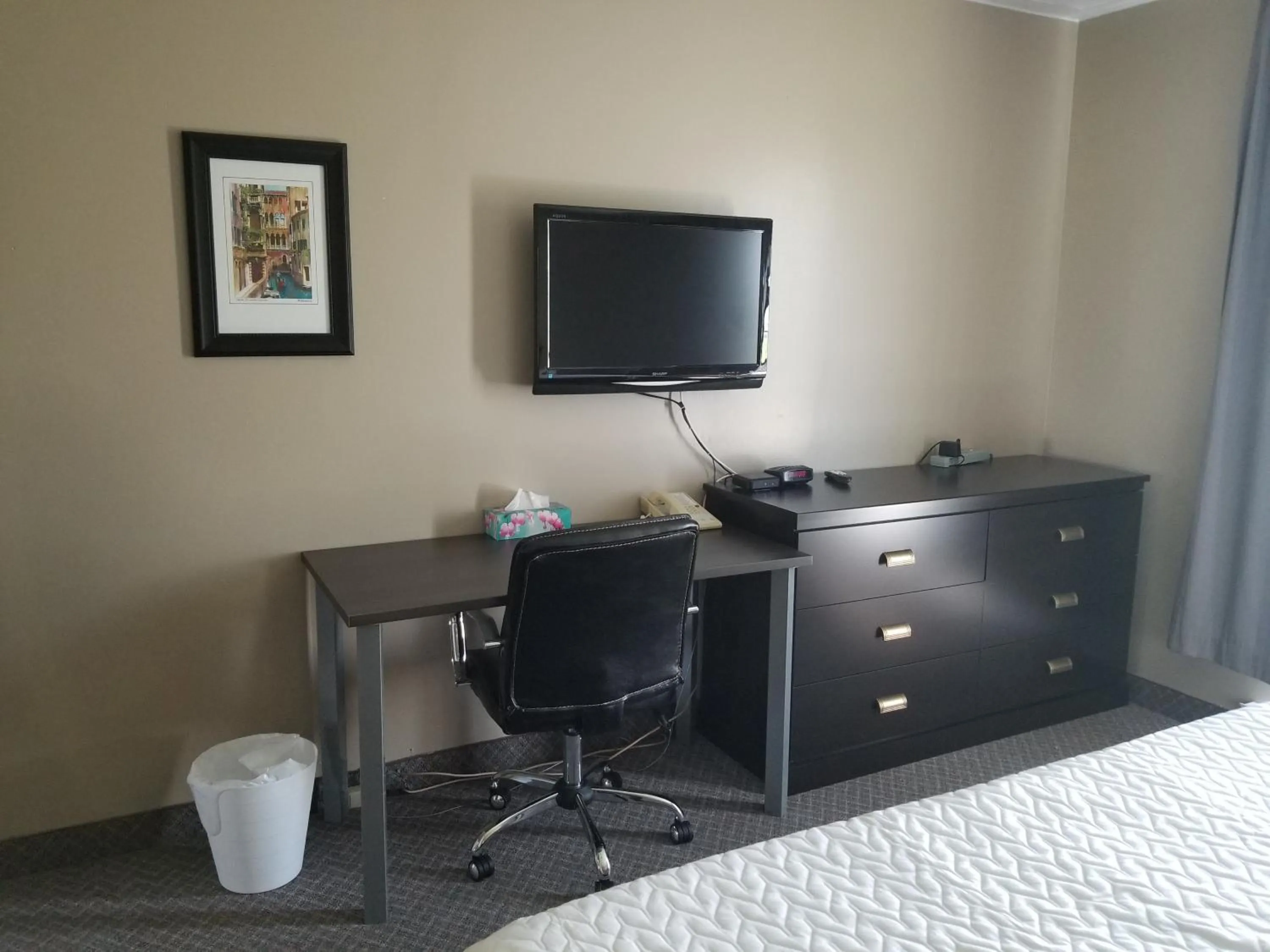 Bedroom in Knights Inn Woodstock