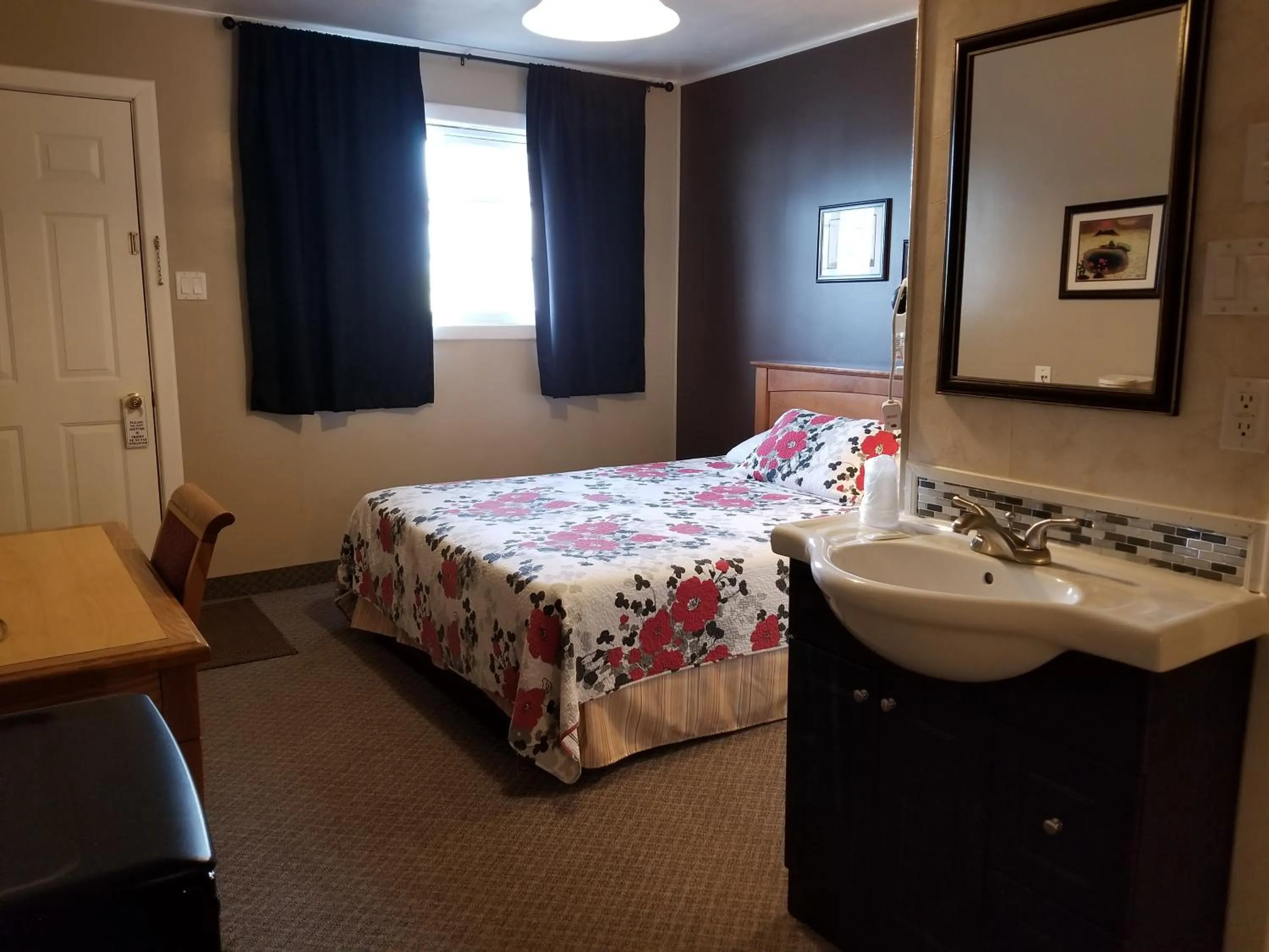 Bedroom in Knights Inn Woodstock