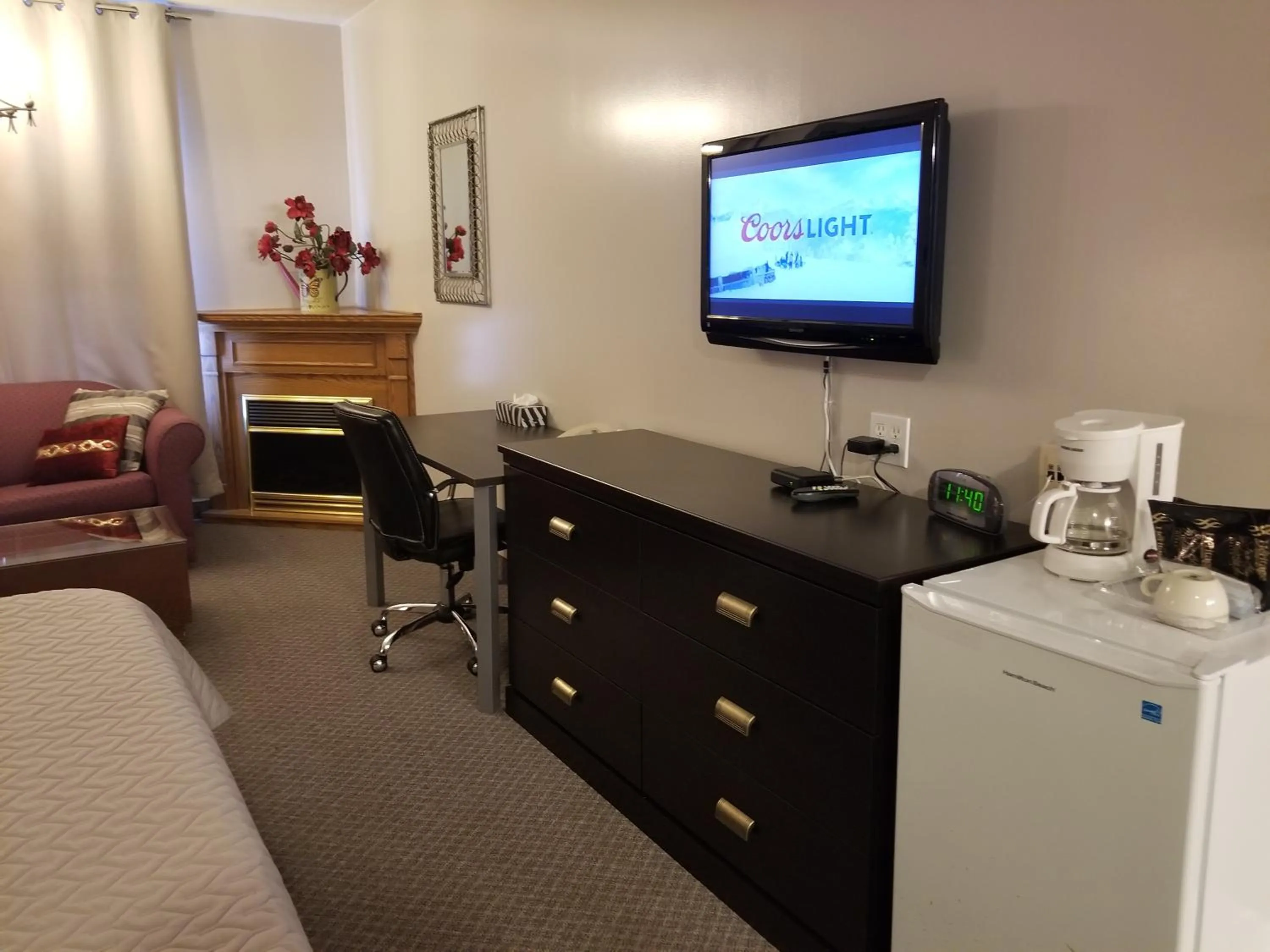 Bedroom in Knights Inn Woodstock