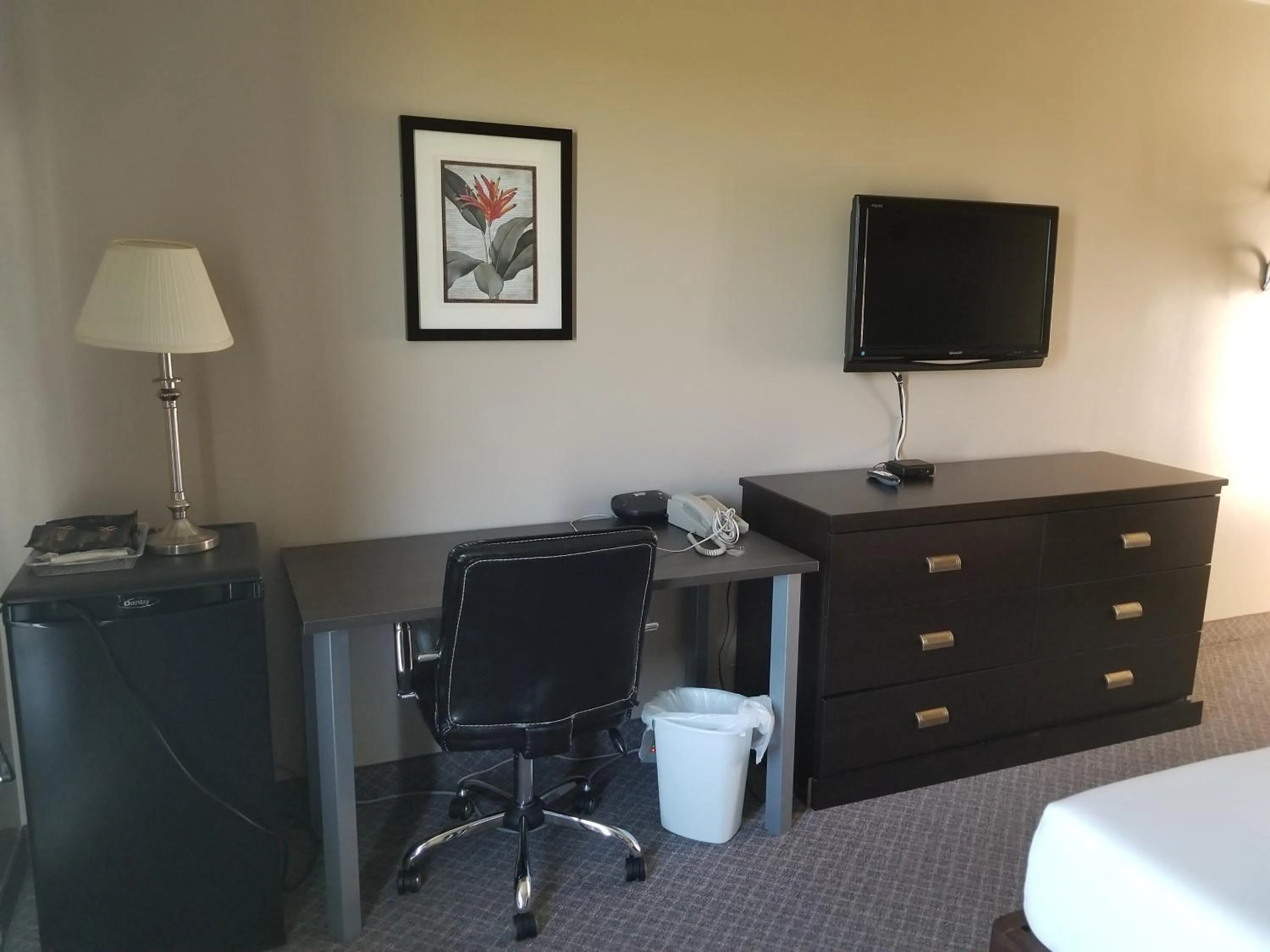 Bedroom in Knights Inn Woodstock