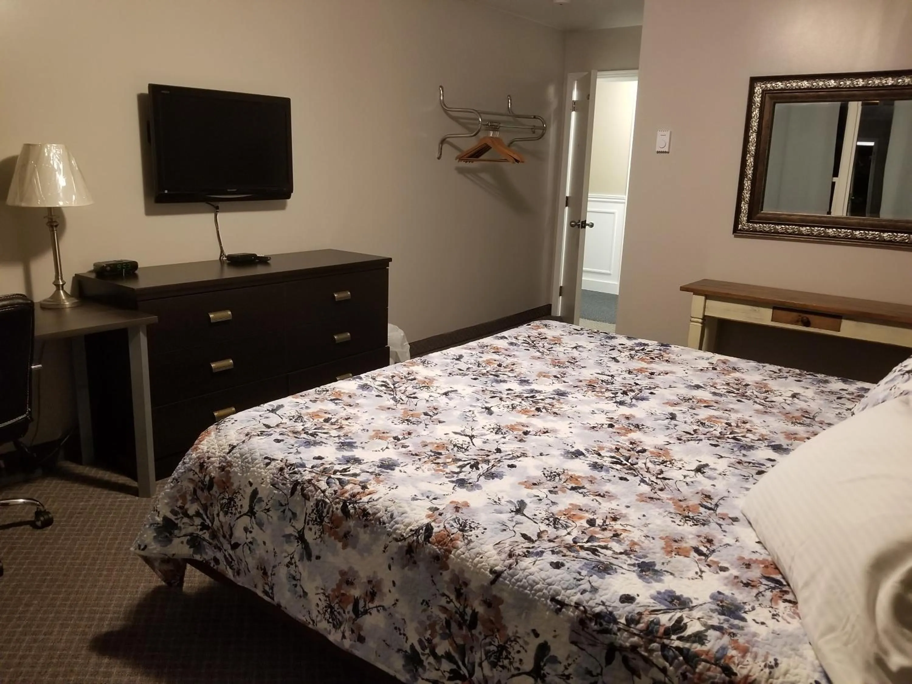 Bedroom in Knights Inn Woodstock