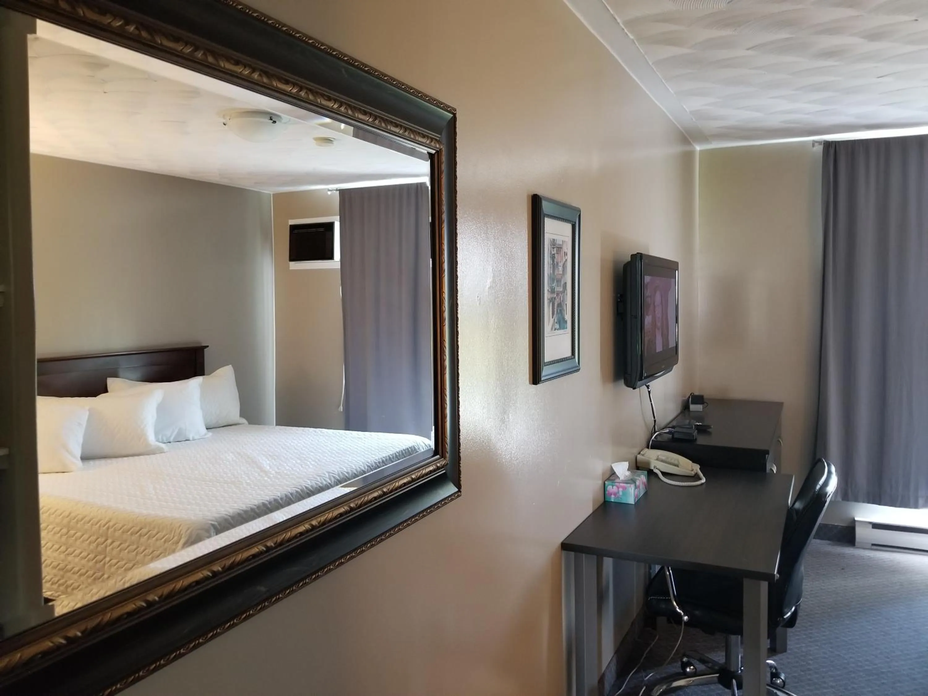 Bedroom in Knights Inn Woodstock