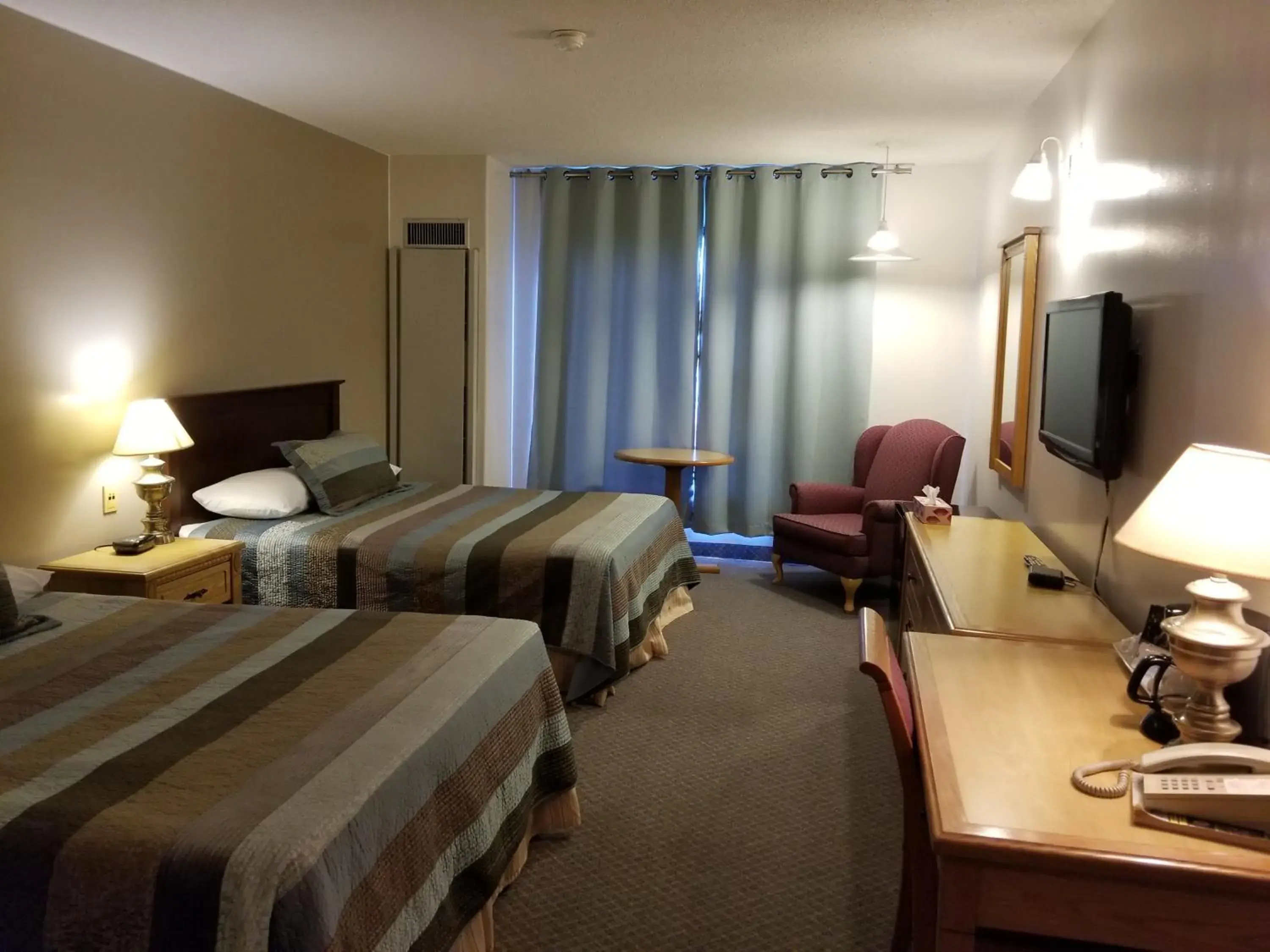 Deluxe Room with Two Queen Beds - Non-smoking in Knights Inn Woodstock Deluxe Room with Two Queen Beds - Non-smoking in Knights Inn Woodstock