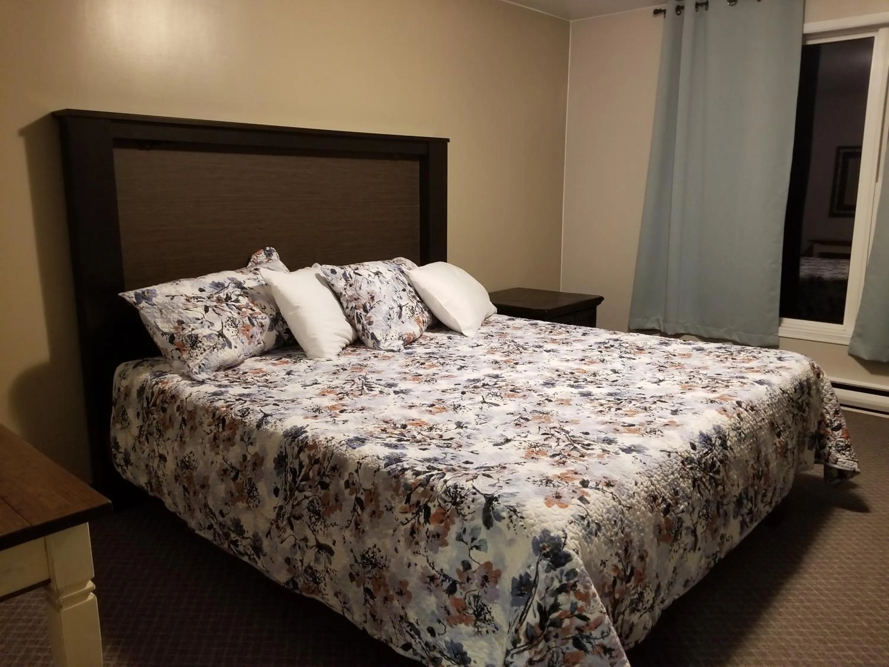 Bedroom in Knights Inn Woodstock