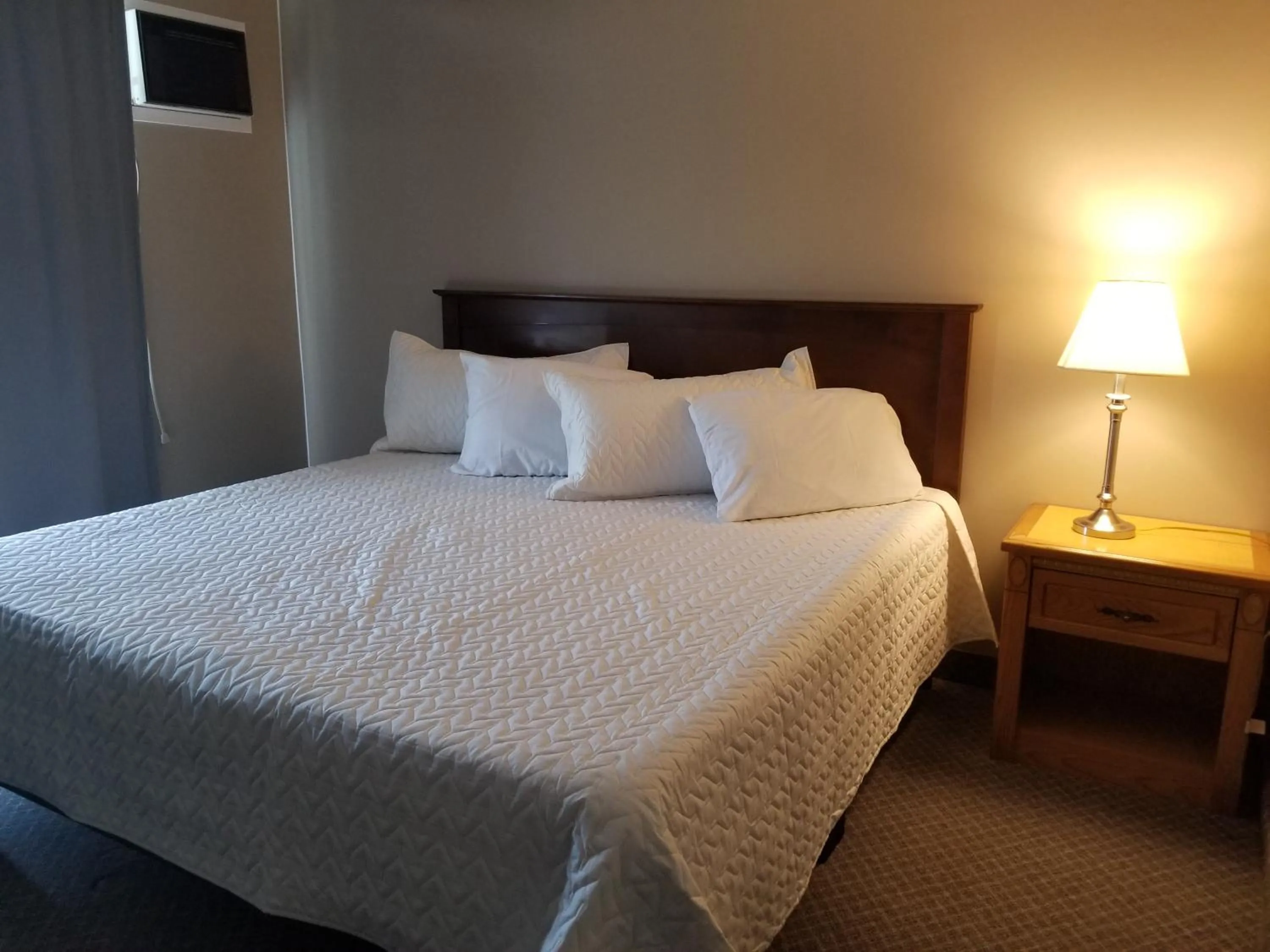 Bedroom in Knights Inn Woodstock