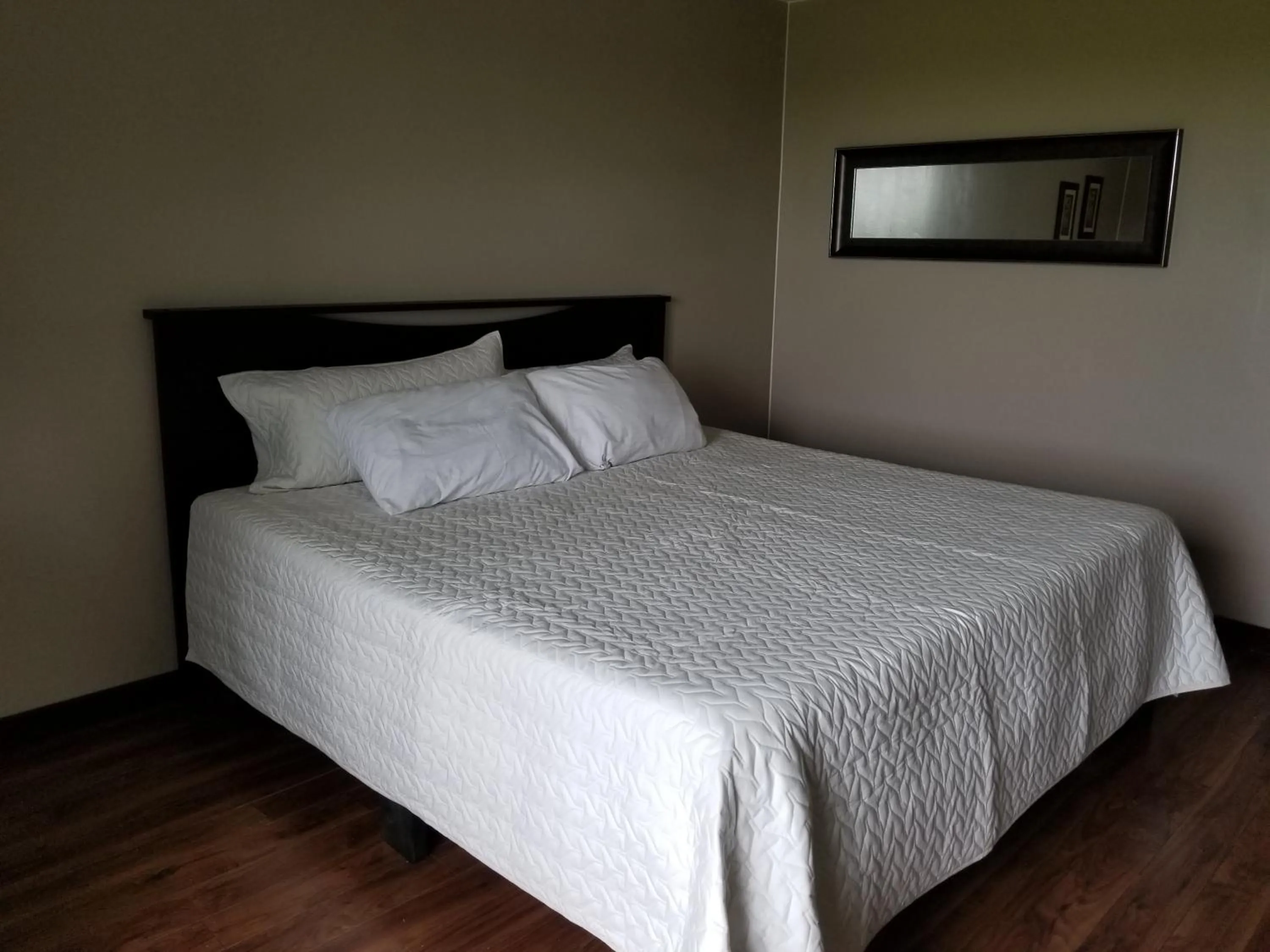 Bedroom in Knights Inn Woodstock