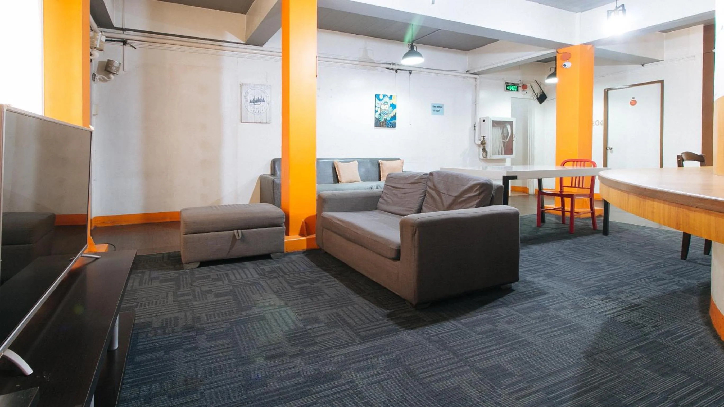 Communal lounge/ TV room in RedDoorz near Quirino Station Manila