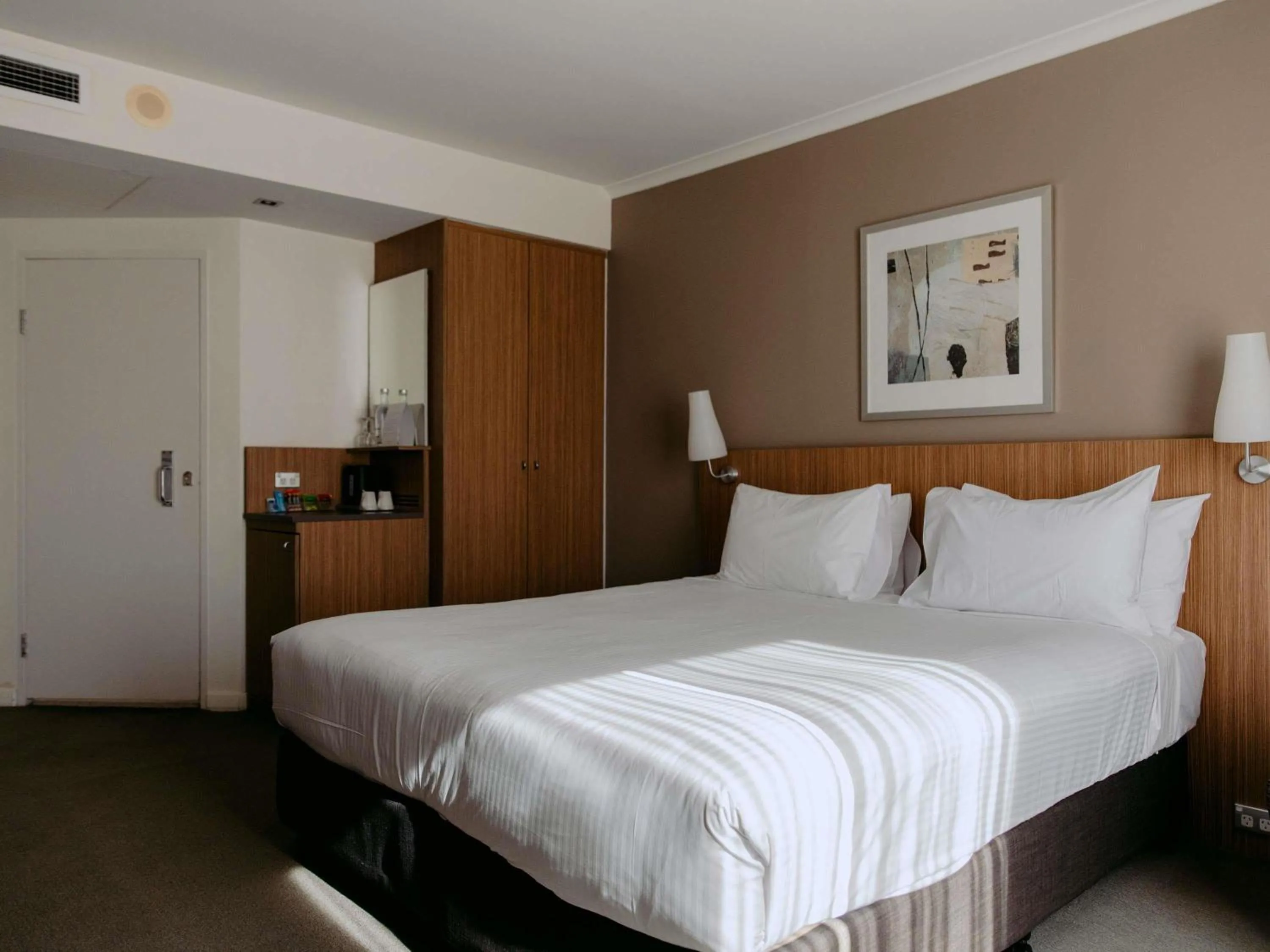 Bedroom, Bed in Mercure Sydney Parramatta