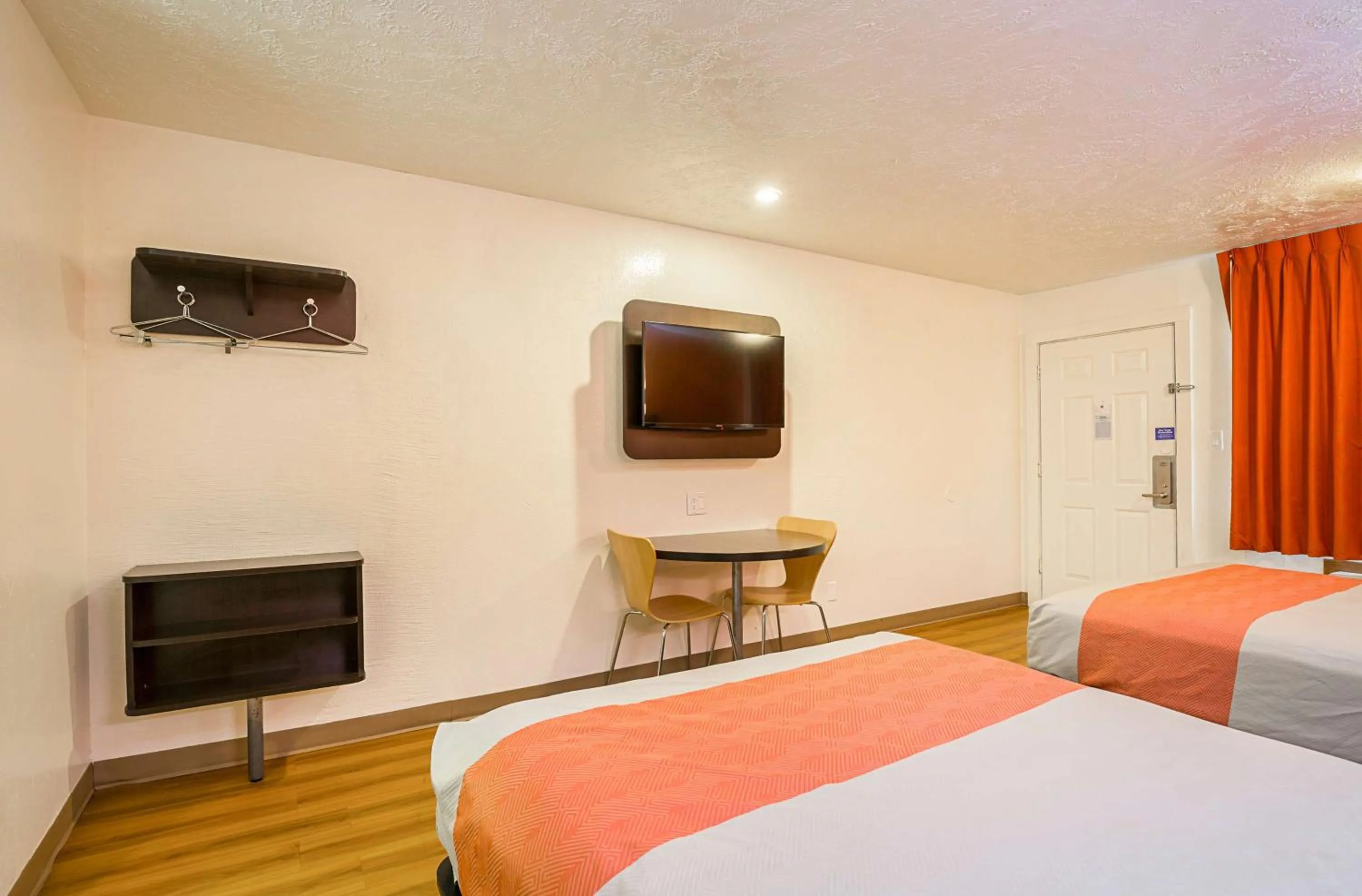 TV and multimedia, Bed in Motel 6-Madisonville, TX