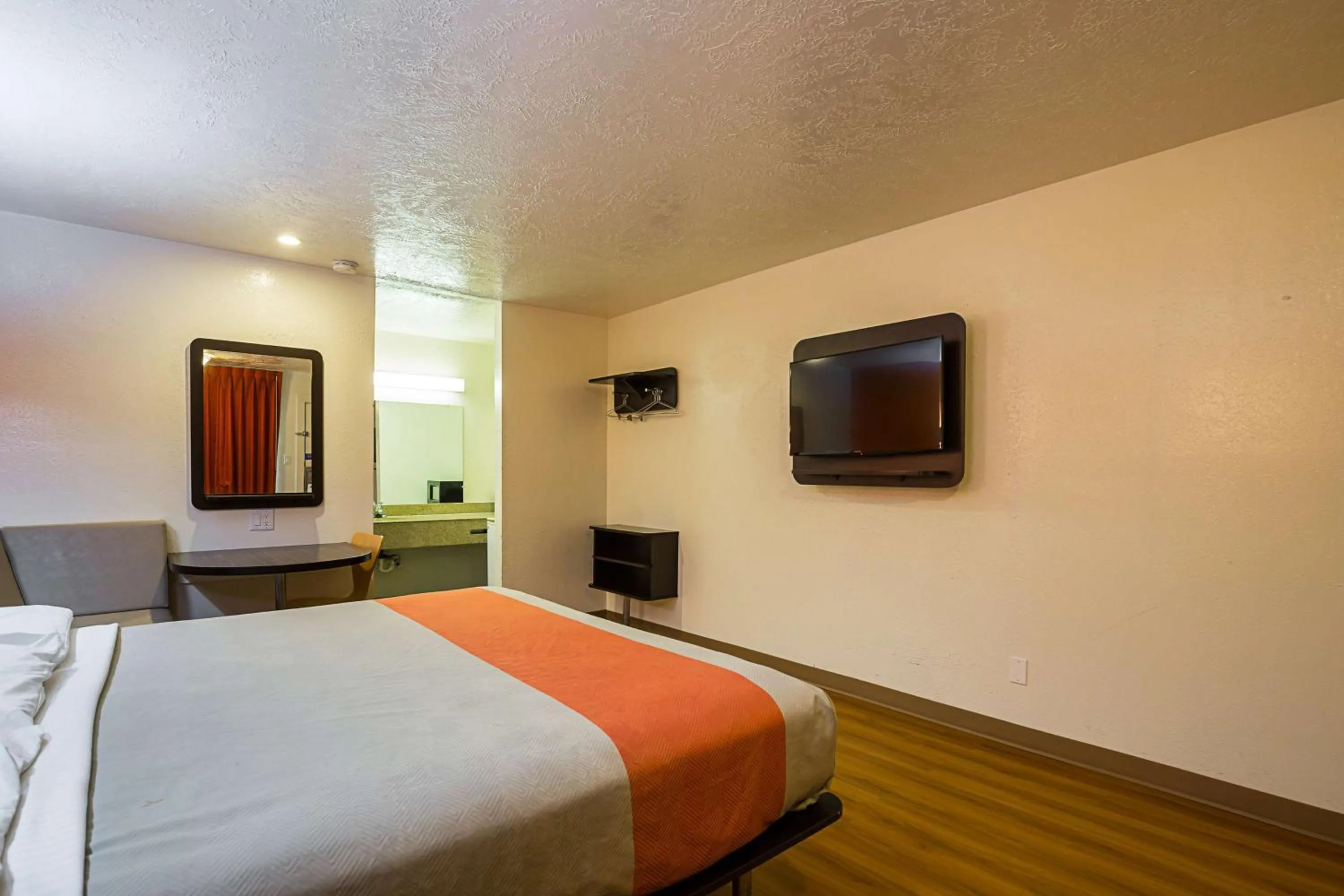 TV and multimedia, Bed in Motel 6-Madisonville, TX