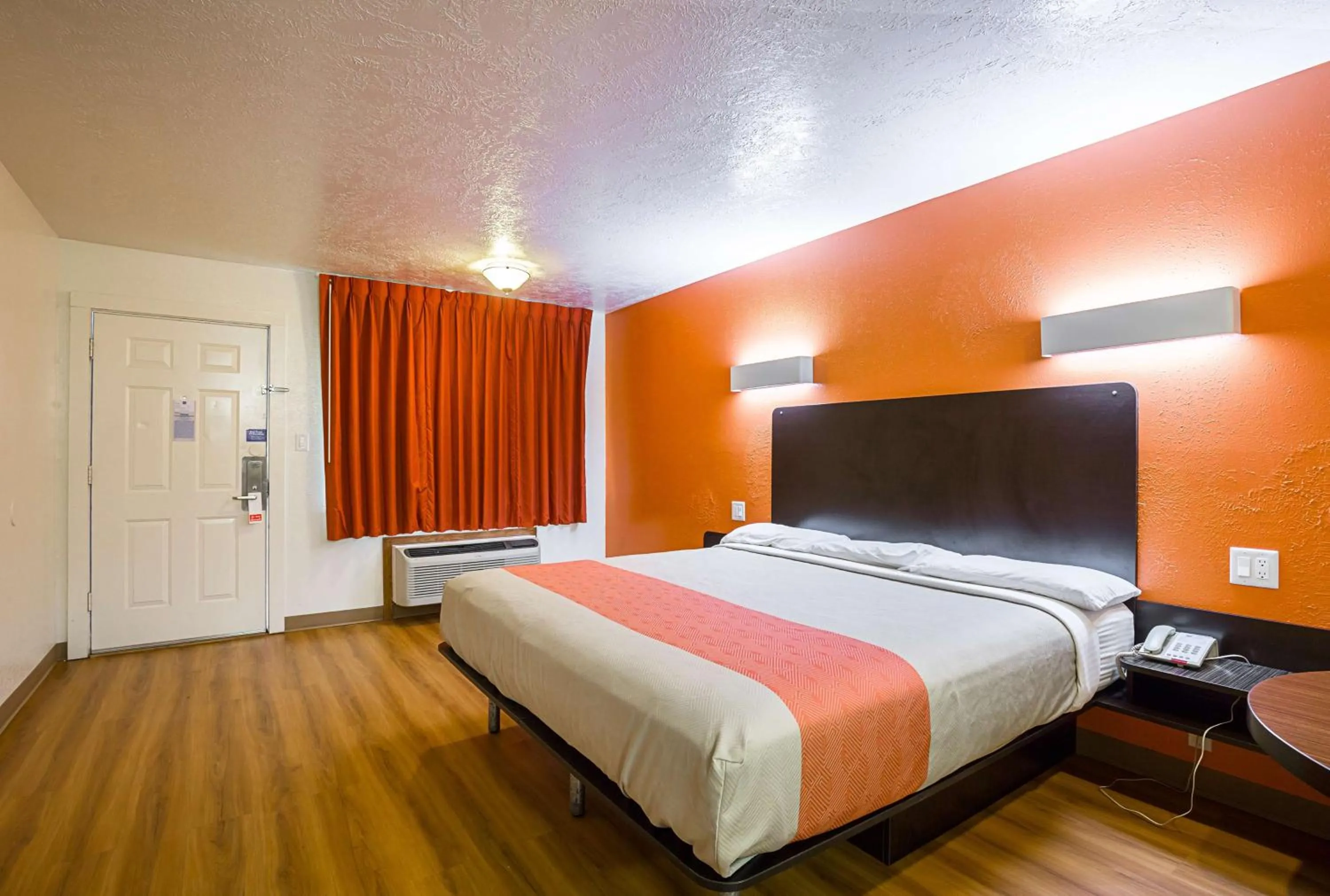 Photo of the whole room, Bed in Motel 6-Madisonville, TX