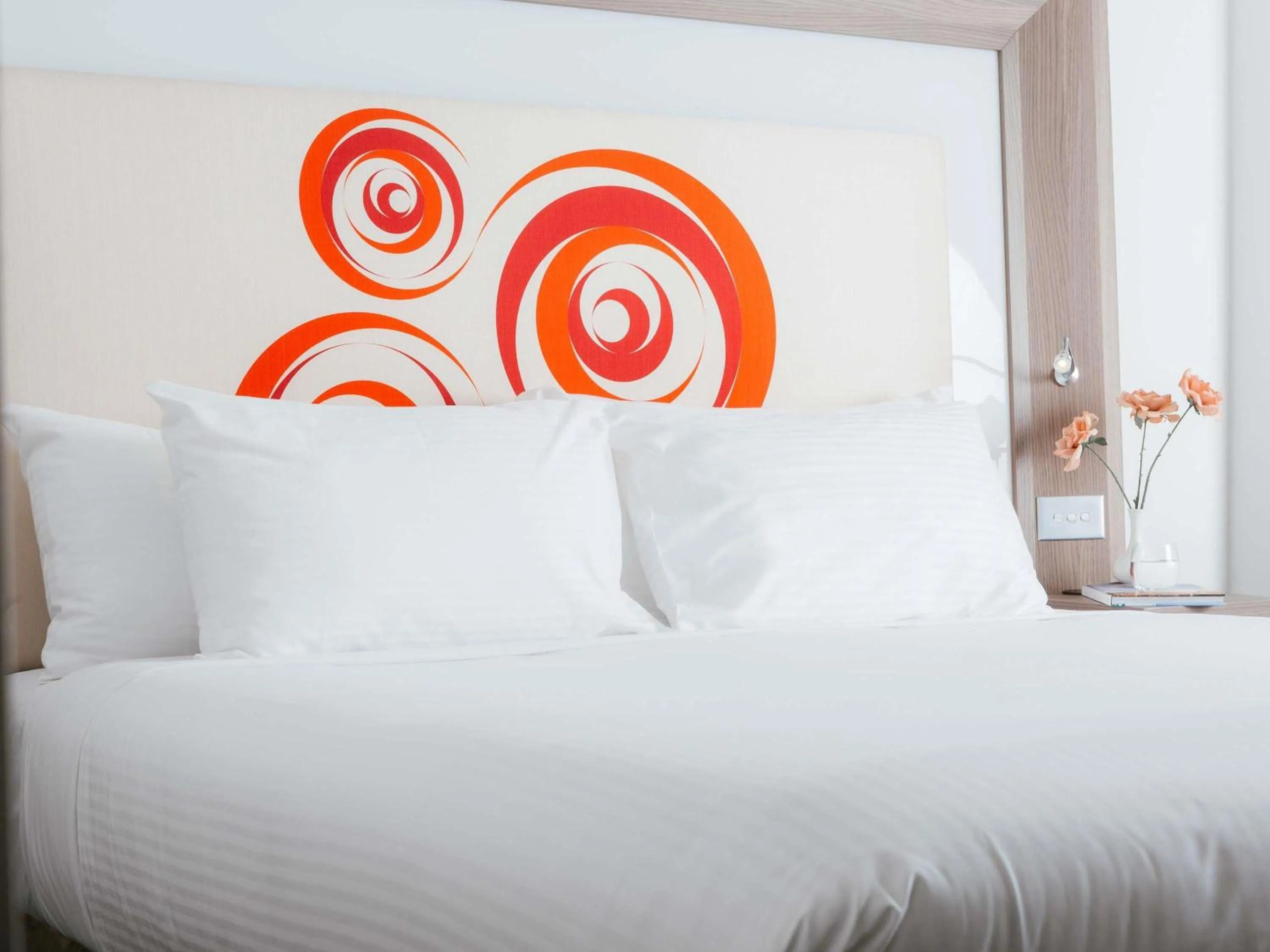 Photo of the whole room, Bed in Novotel Melbourne Glen Waverley