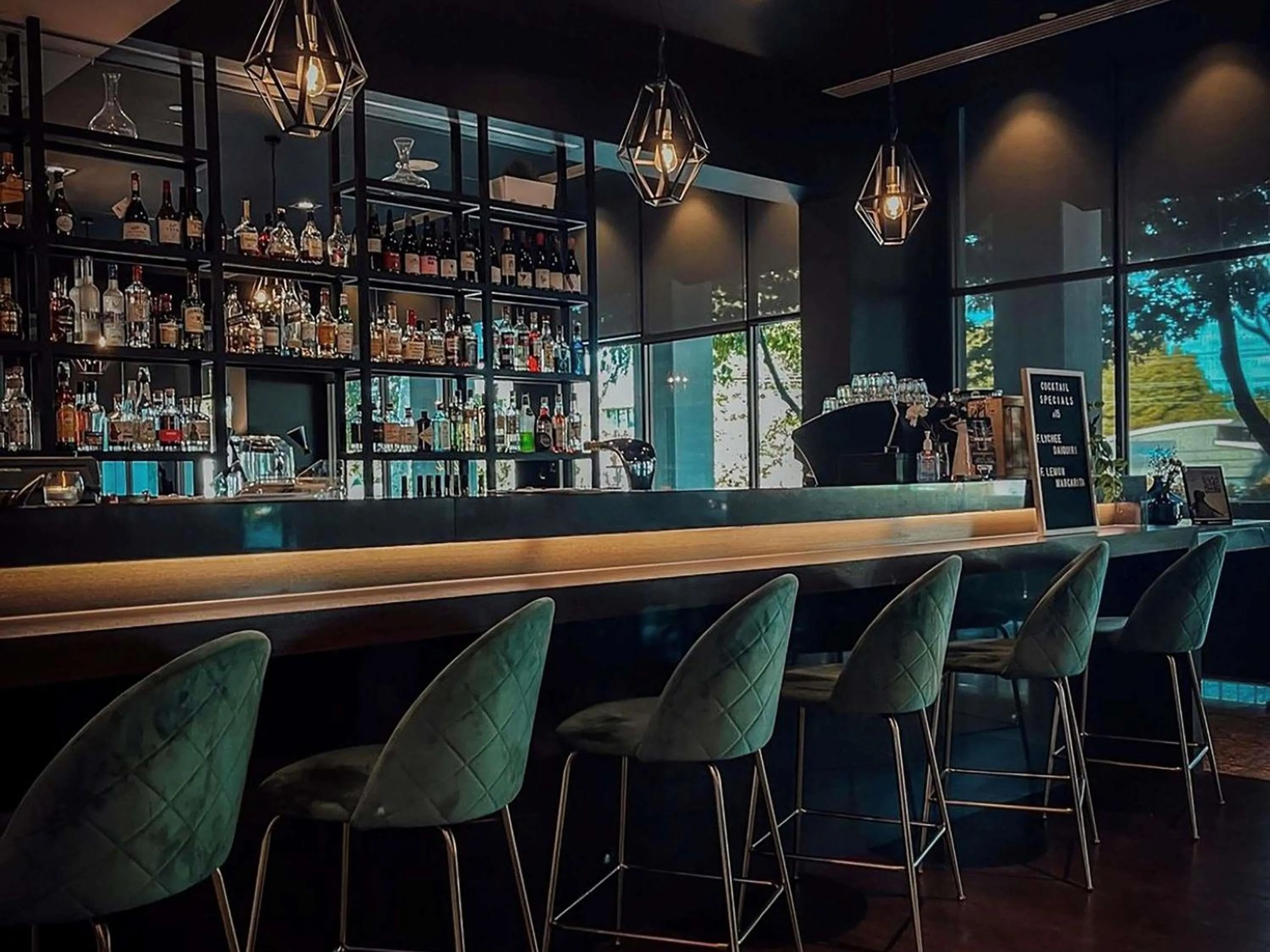 Lounge or bar in Novotel Melbourne Glen Waverley