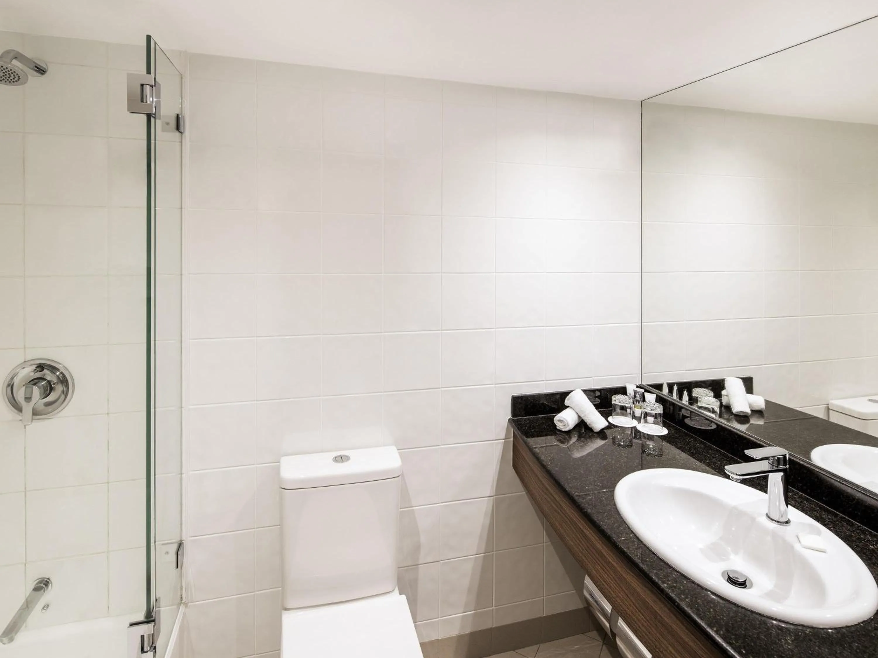 Bathroom in Novotel Sydney International Airport