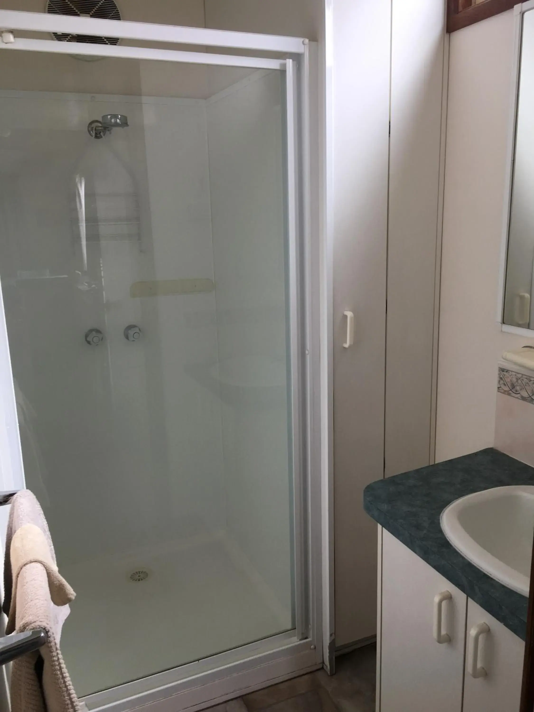 Deluxe Plus 2 Bedroom Cabin in Broken Hill Tourist Park Deluxe Plus 2 Bedroom Cabin in Broken Hill Tourist Park