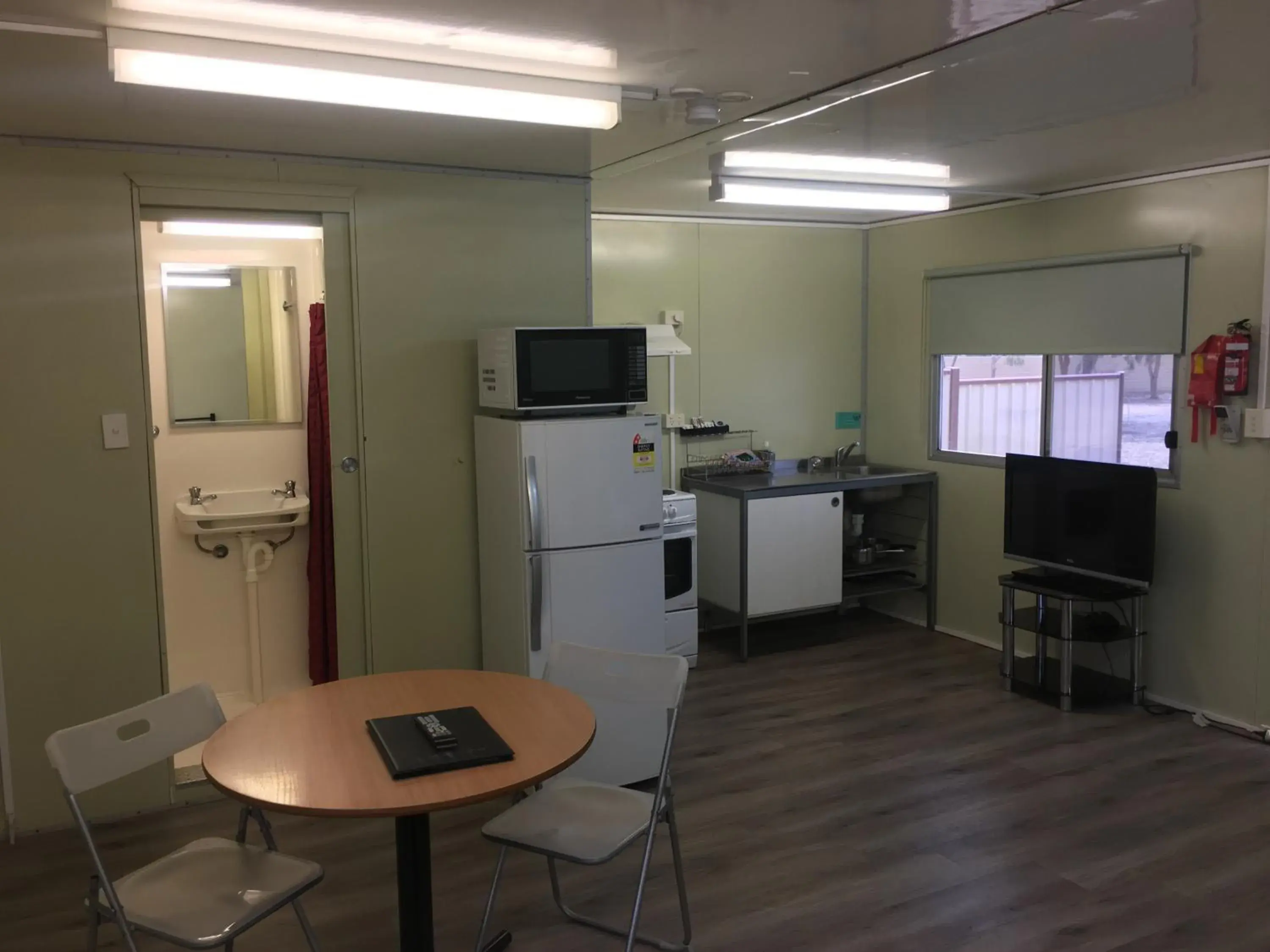 Budget Ensuite Twin Cabin in Broken Hill Tourist Park Budget Ensuite Twin Cabin in Broken Hill Tourist Park