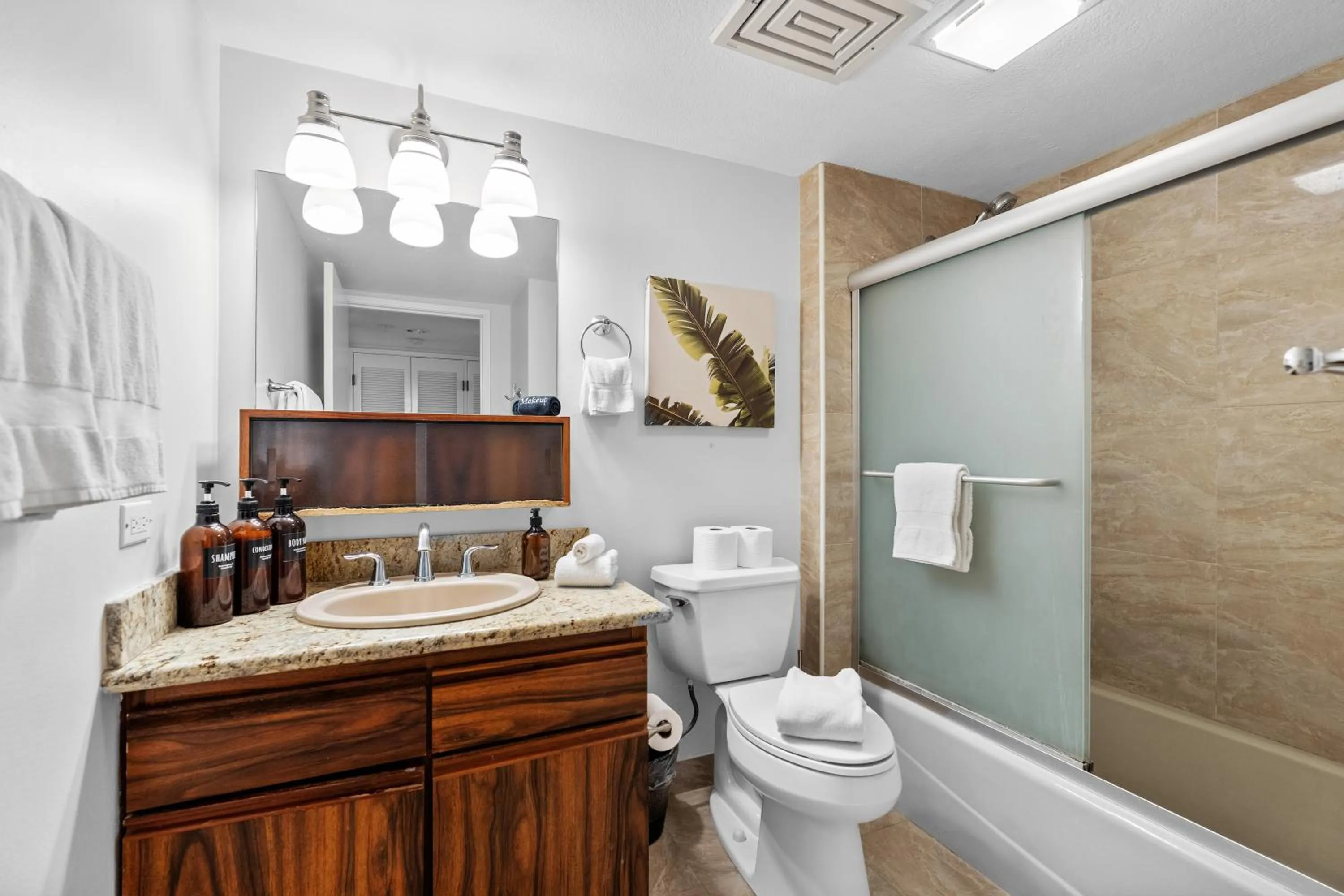 Spacious Waikiki Beach 2BR-Ocean View-Free Parking