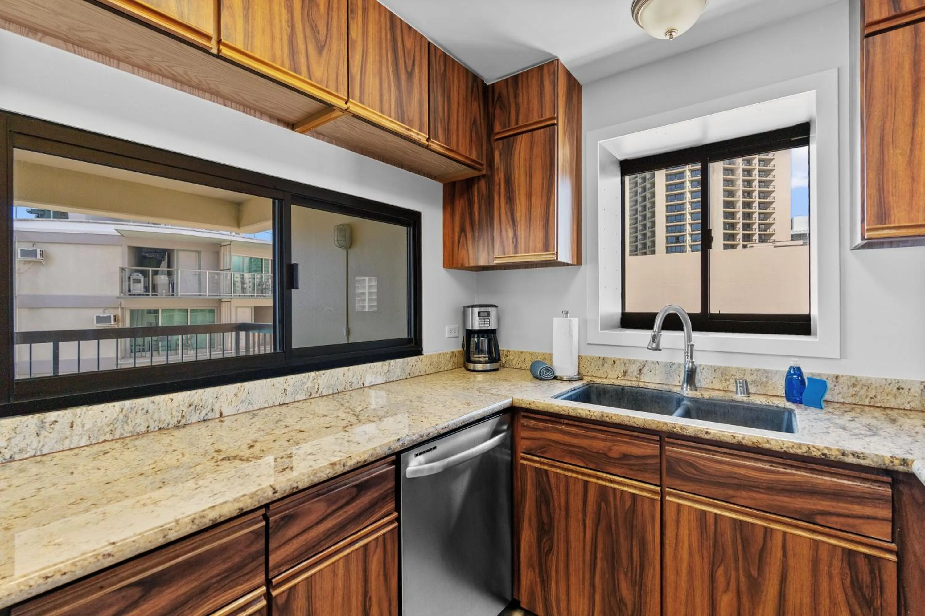 Spacious Waikiki Beach 2BR-Ocean View-Free Parking