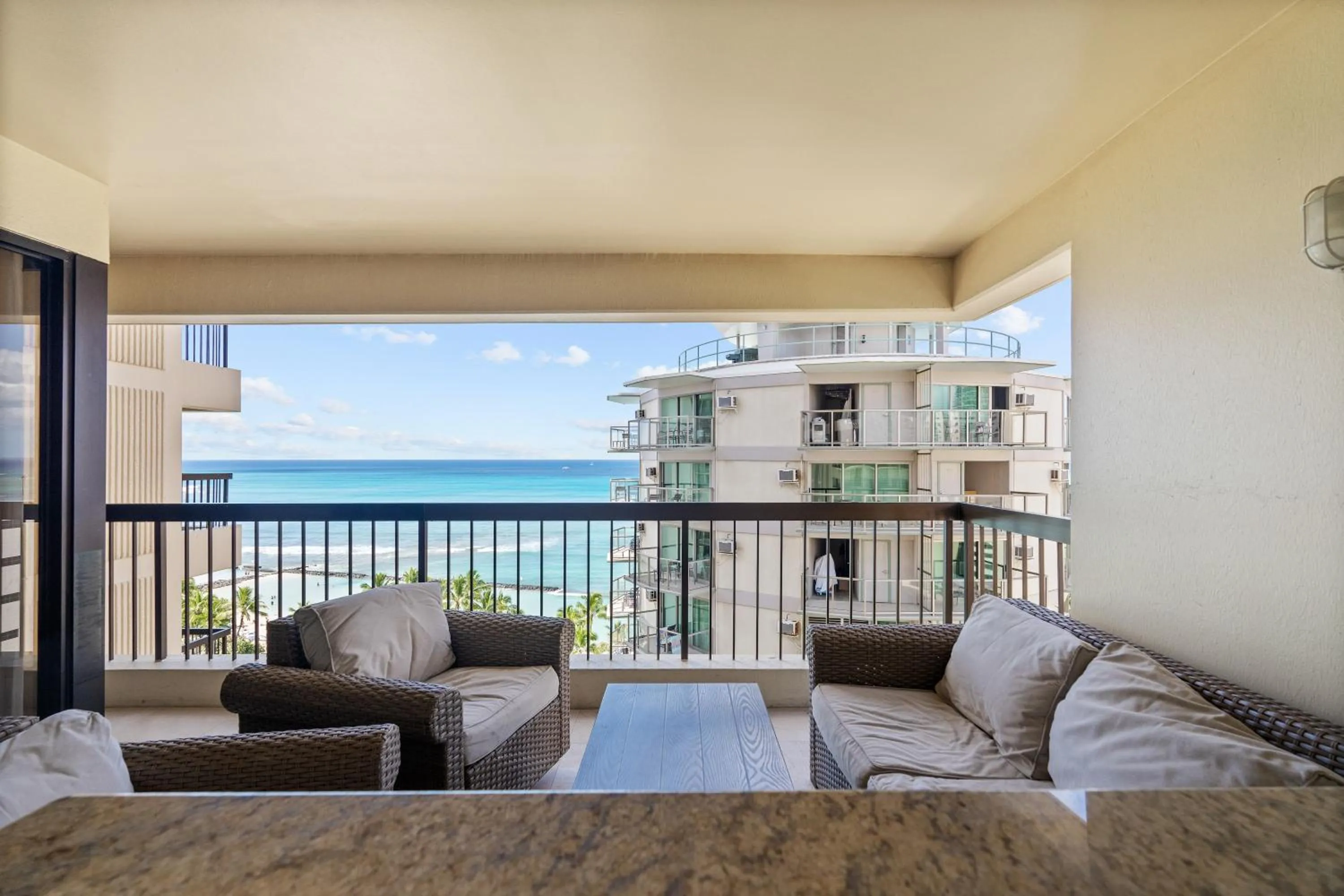 Spacious Waikiki Beach 2BR-Ocean View-Free Parking