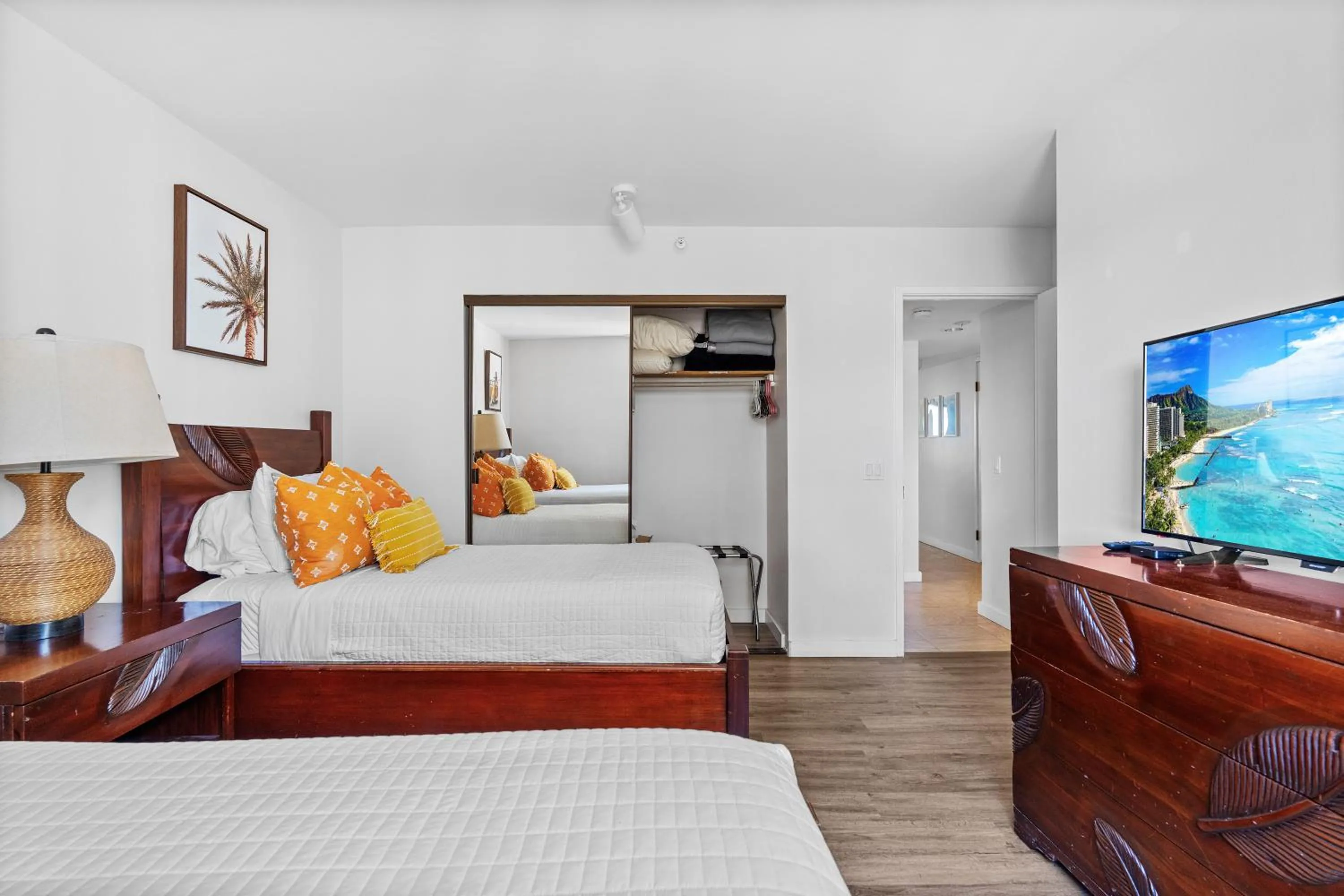 Bed in Spacious Waikiki Beach 2BR-Ocean View-Free Parking