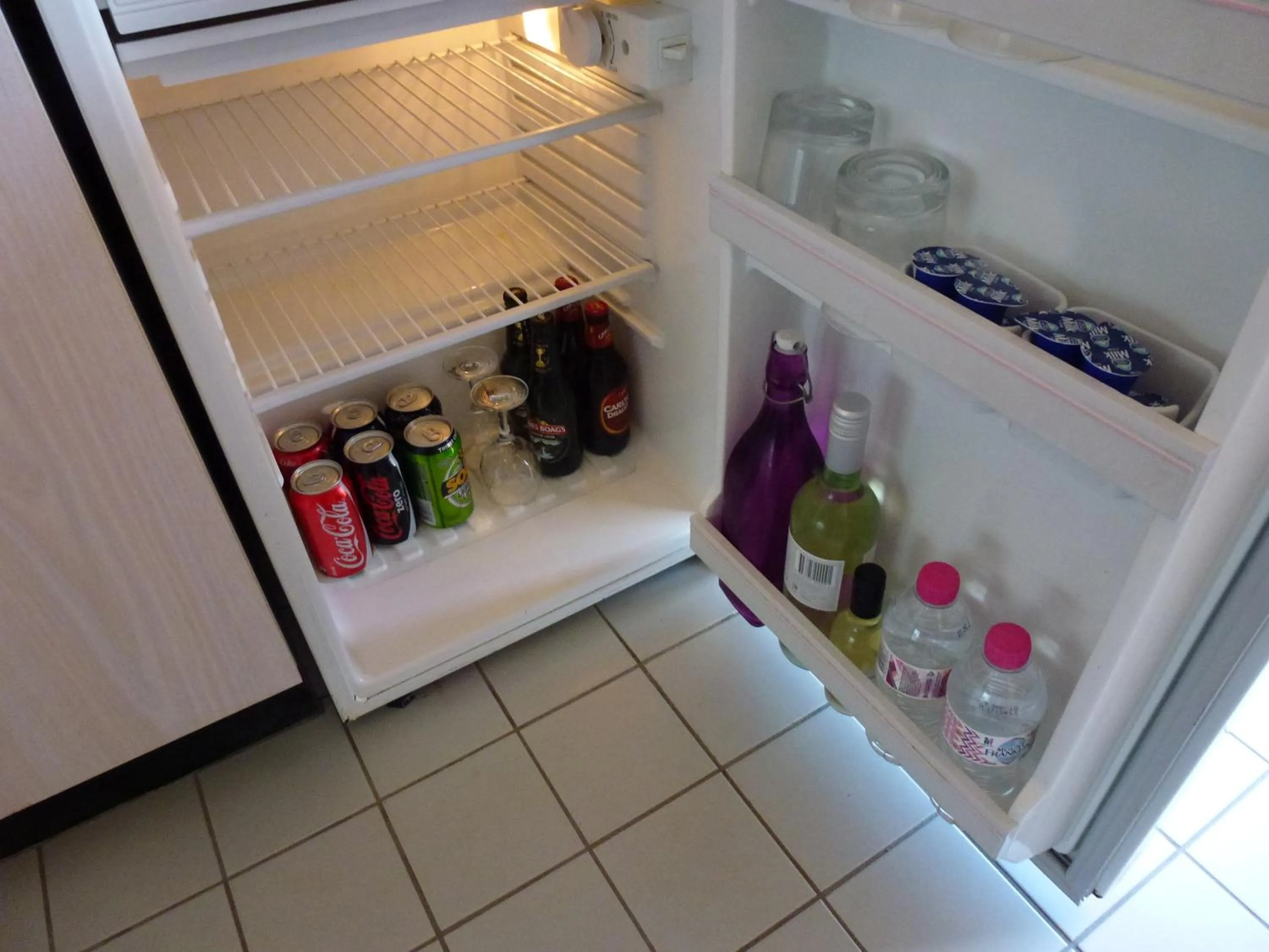 Kitchen or kitchenette in Colonial Motor Inn Bairnsdale Golden Chain Property