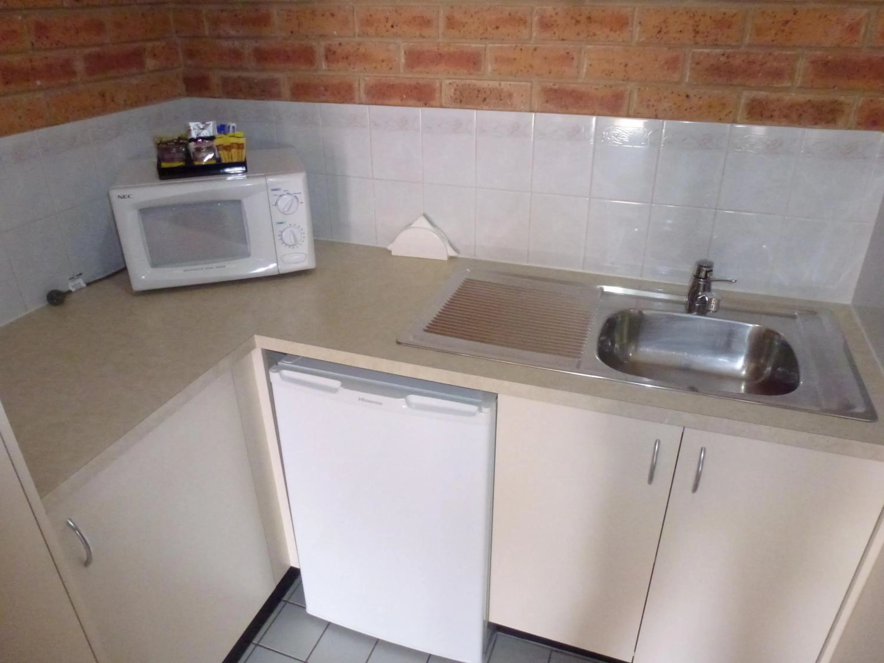 Kitchen or kitchenette in Colonial Motor Inn Bairnsdale Golden Chain Property