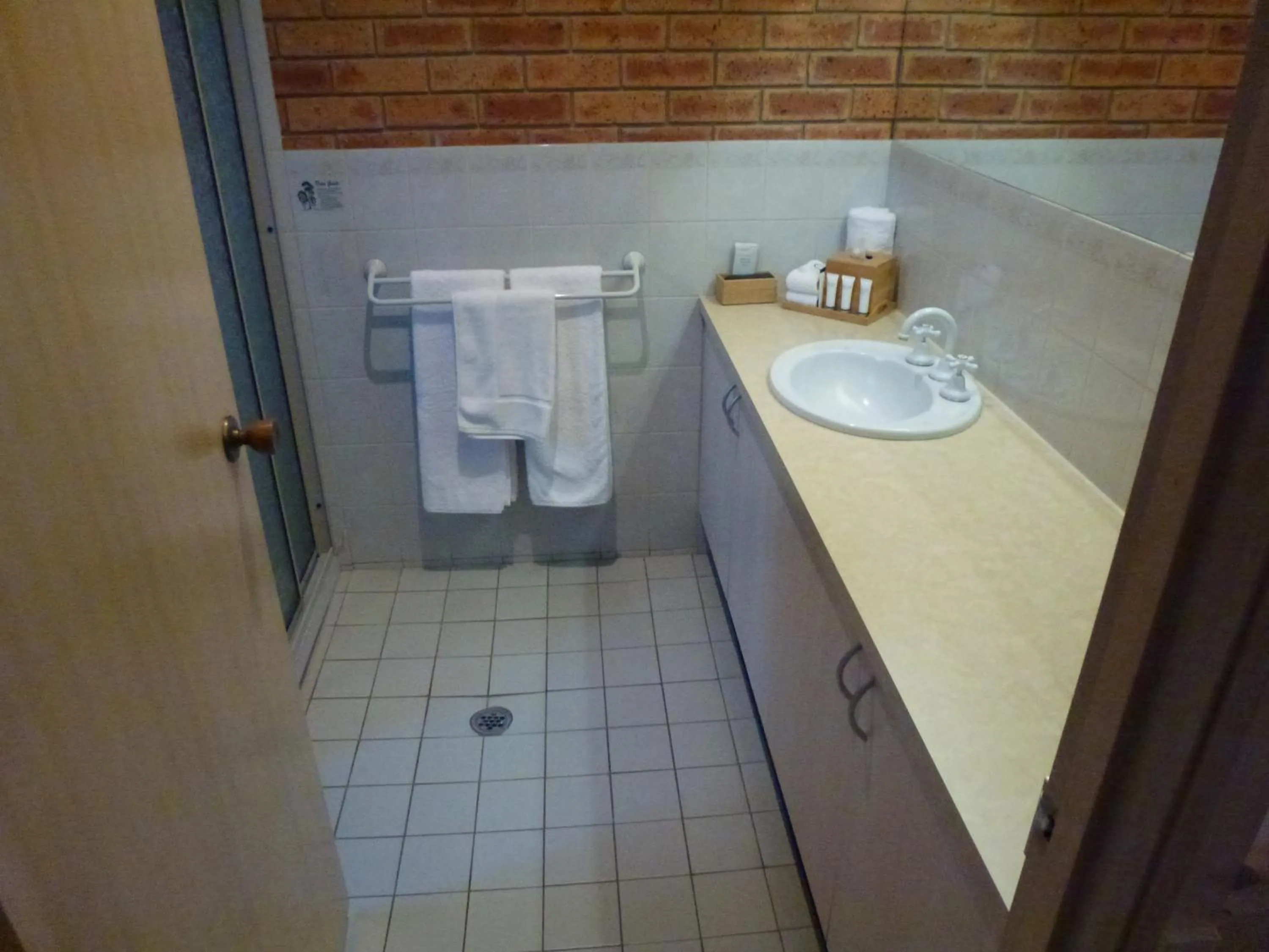 Bathroom in Colonial Motor Inn Bairnsdale Golden Chain Property