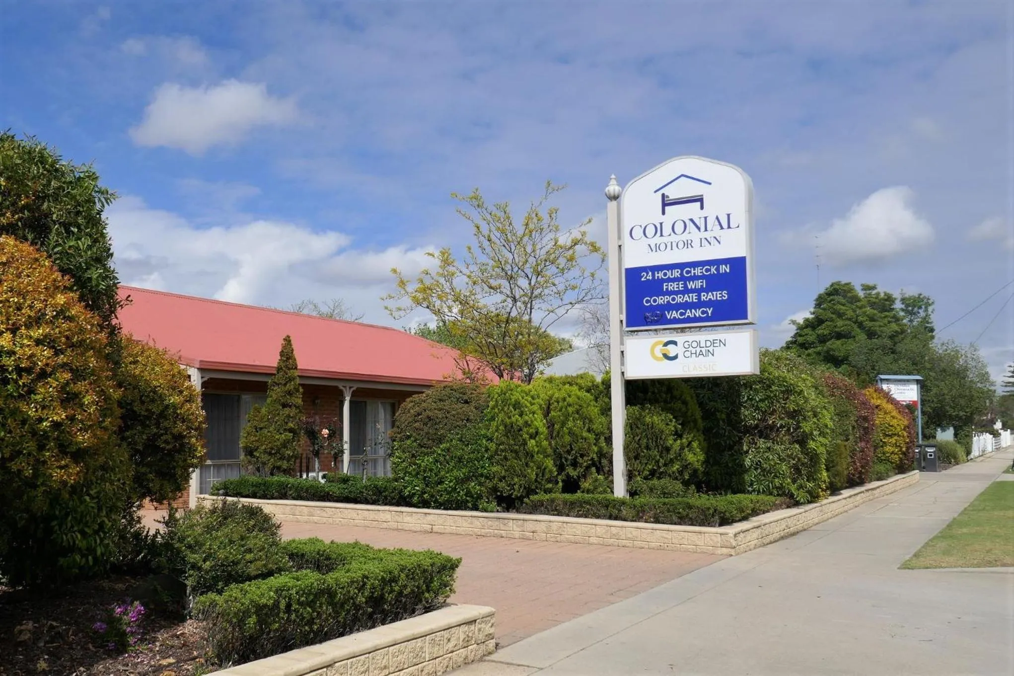 Facade/entrance in Colonial Motor Inn Bairnsdale Golden Chain Property
