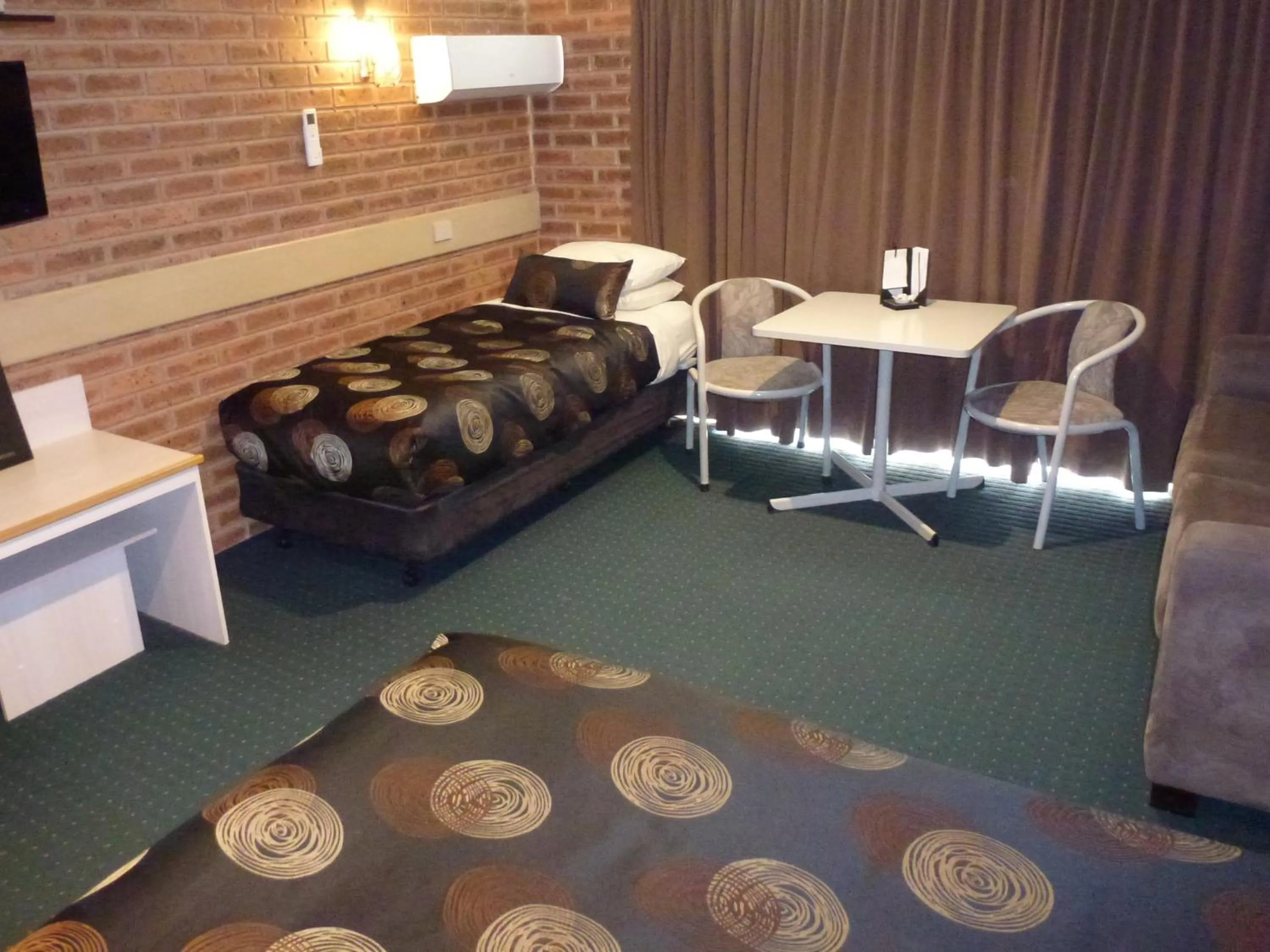 Seating area in Colonial Motor Inn Bairnsdale Golden Chain Property