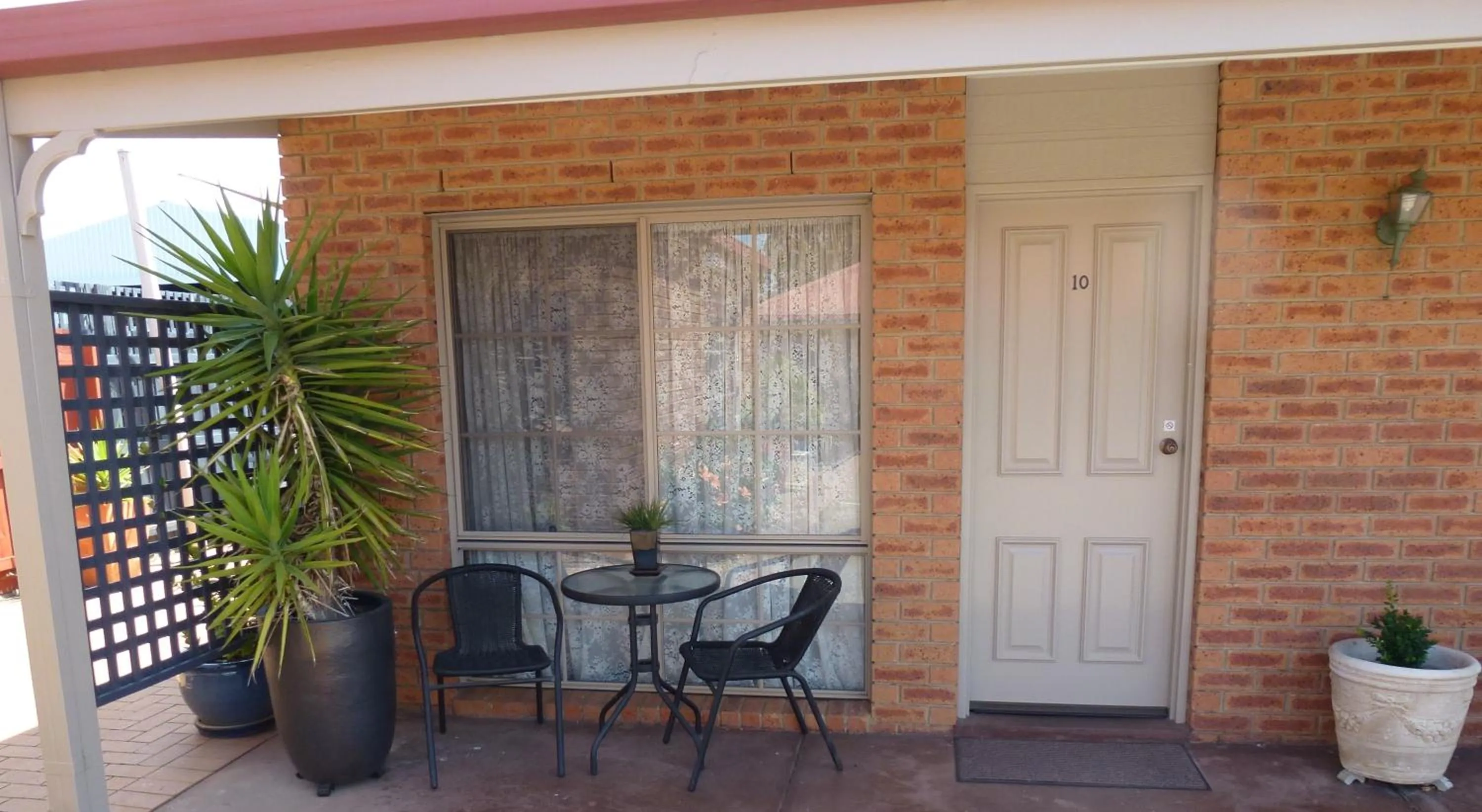 Facade/entrance in Colonial Motor Inn Bairnsdale Golden Chain Property