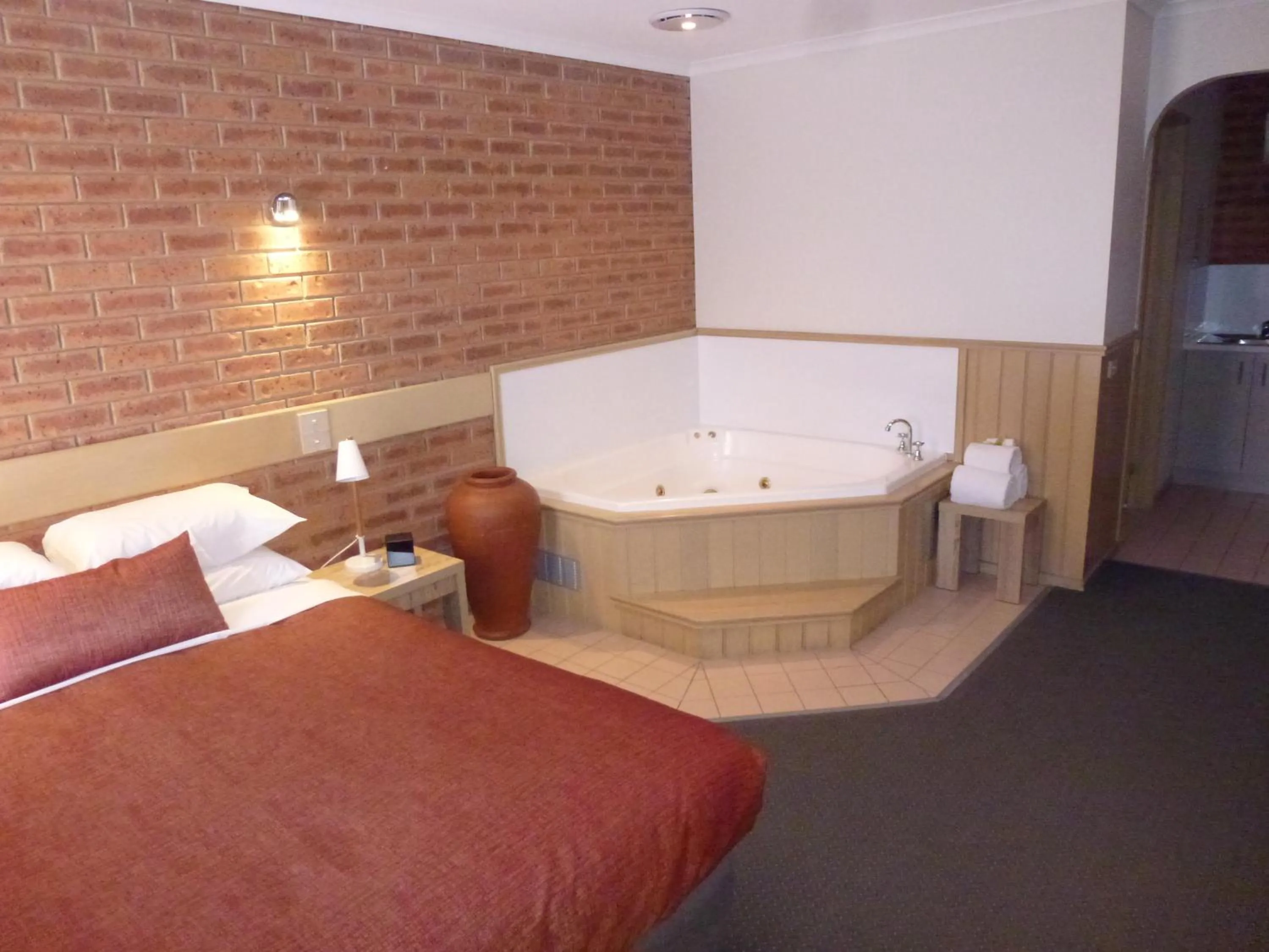 Bed in Colonial Motor Inn Bairnsdale Golden Chain Property