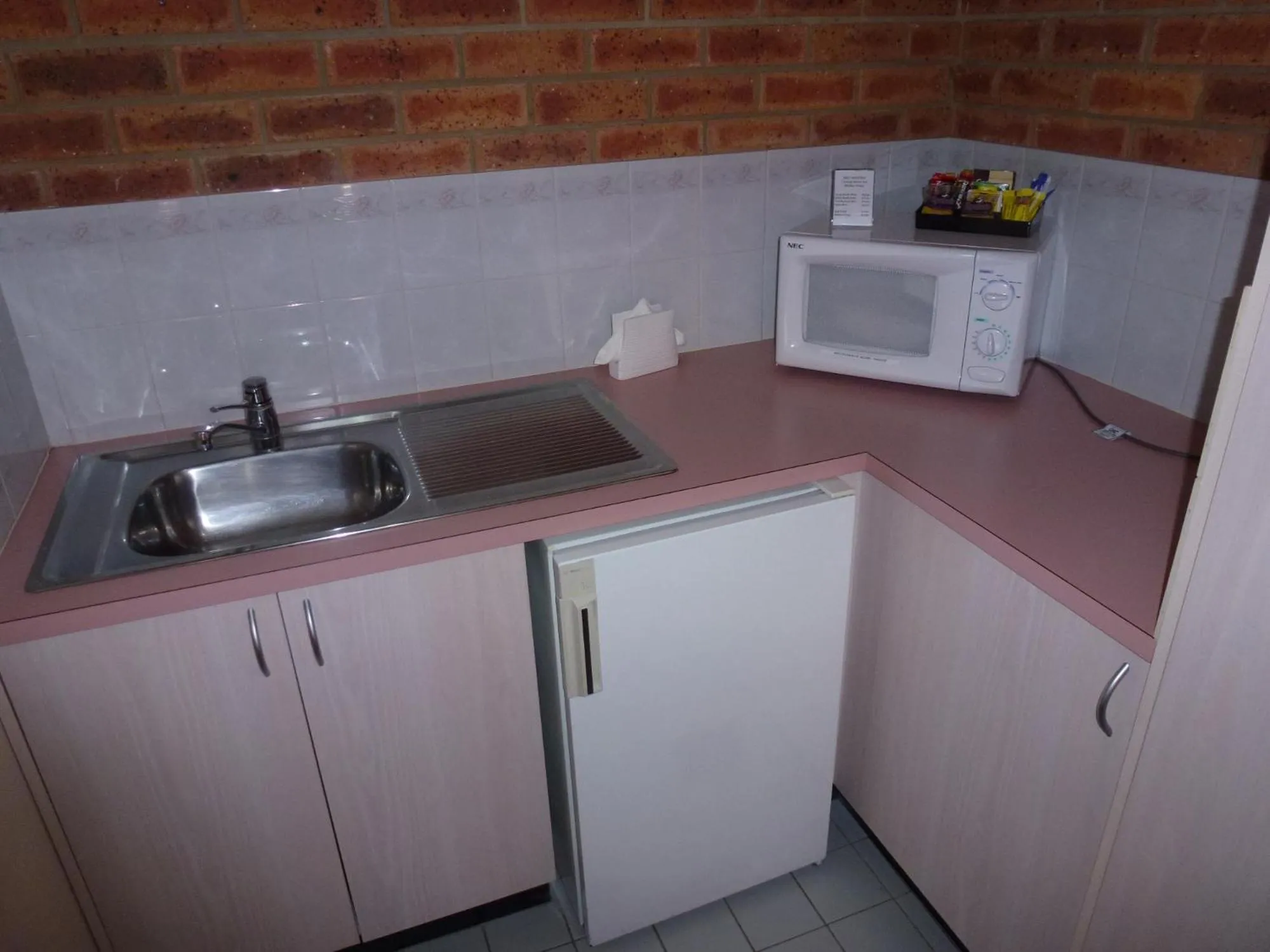 Kitchen or kitchenette in Colonial Motor Inn Bairnsdale Golden Chain Property