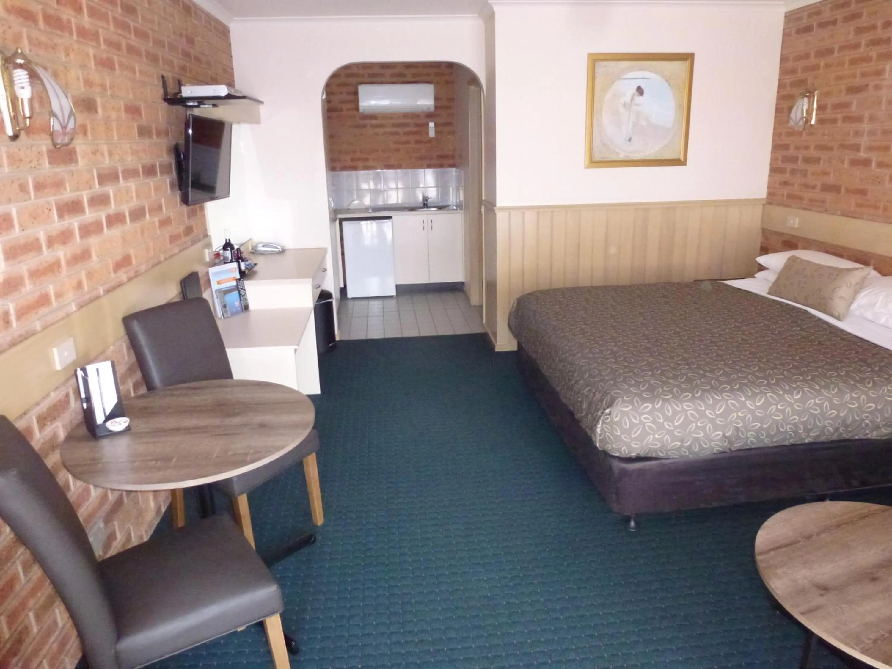 Photo of the whole room, Bed in Colonial Motor Inn Bairnsdale Golden Chain Property