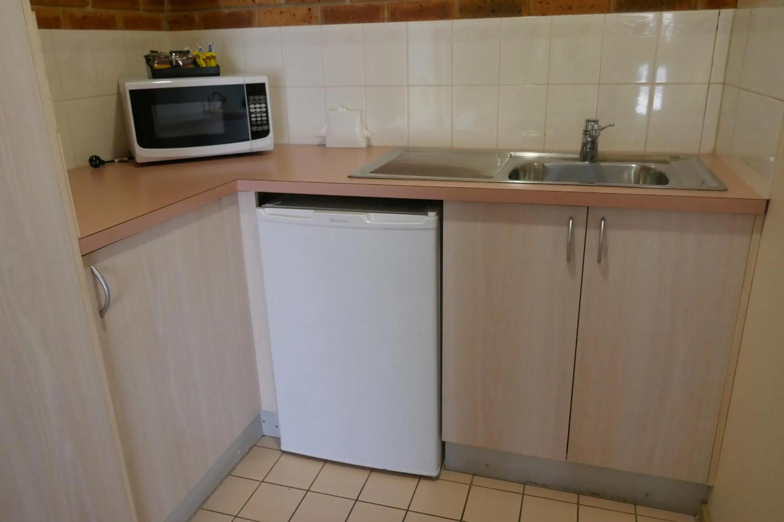 Kitchen or kitchenette in Colonial Motor Inn Bairnsdale Golden Chain Property
